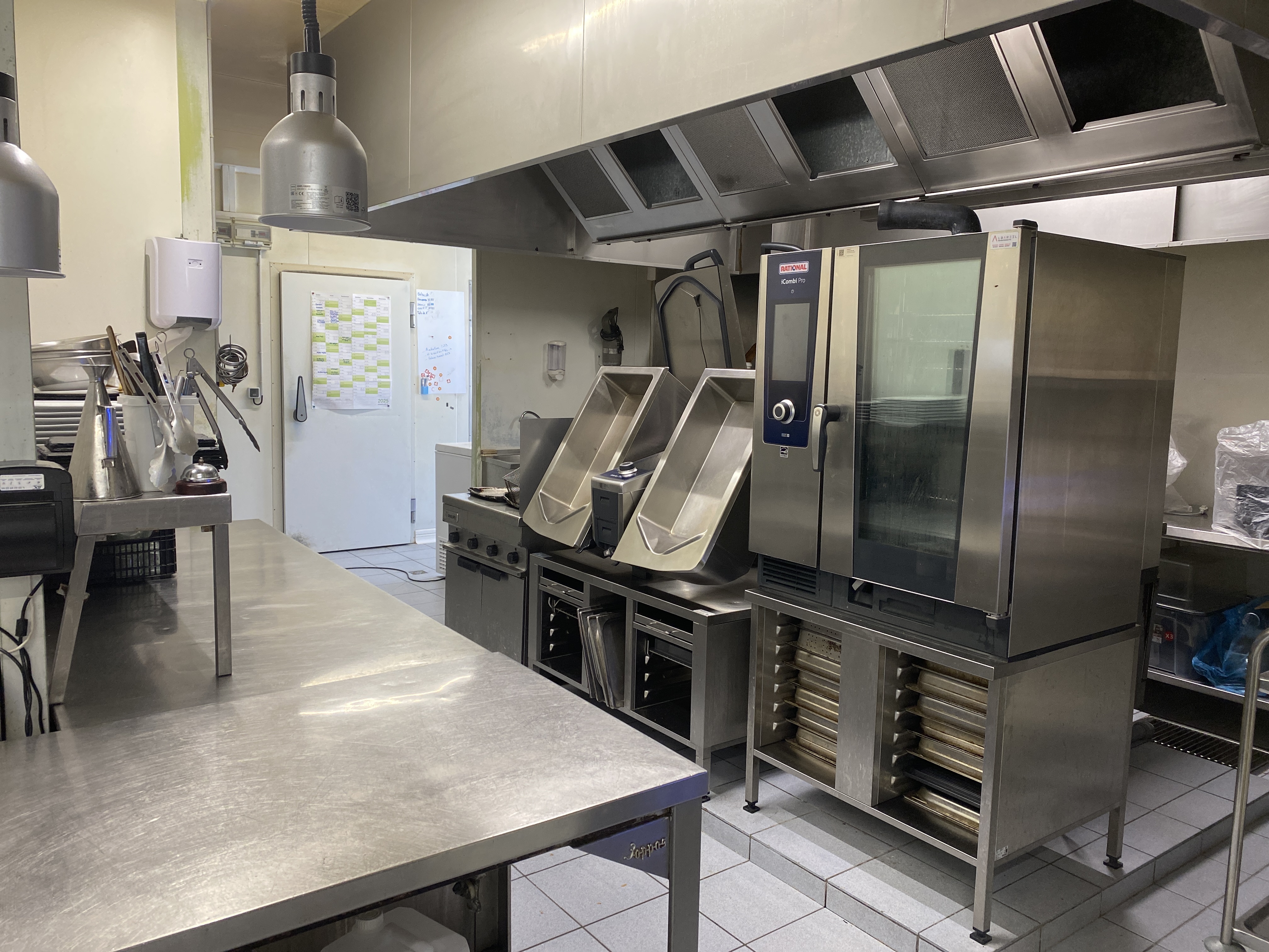 À vendre restaurant d’une capacité de 70 places assises.
Idéalement situé sur un aérodrome avec vue imprenable sur les pistes et le paraclub !

Situé également au sein d’une zone artisanale, ce restaurant bénéficie d’un emplacement stratégique avec 1500 emplois sur la zone ( pour seulement 2 restaurants ), une clinique ophtalmologie à 200M.

Restaurant OUVERT UNIQUEMENT LE MIDI, avec possibilité d’ouvrir le soir ou le week-end pour envisager des soirées.

Ce restaurant ouvert depuis 30 ans est une véritable institution.

 À proximité immédiate de la ville de Cahors, mais également du village de Lalbenque, capitale de la truffe.

Affaire seine, idéale pour un couple.

Restaurant clé en main, prêt à travailler.