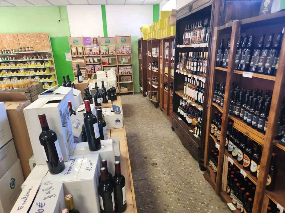 Vente de produits en direct des producteurs
Epicerie généraliste
Possibilité de developper la vente à emporter et sur place
LIcence 3 (alcool jusqu'a 18°)
Vente des murs 158m² et matériel d'exploitation compris