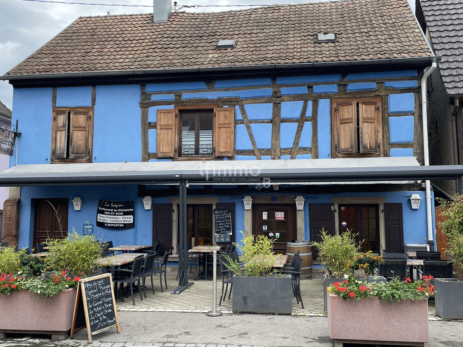 Restaurant situé sur un axe très passant de Marckolsheim.
Le fonds est à vendre pour cause de changement de région.
Produits phare : Pizzas, tartes flambées (four à bois), Burger et cordons bleus.
Toute la carte est également à emporter.
Licence 4.
CA annuel min. 450 k€. Très bonne rentabilité.
50 couverts en intérieur, 50 en terrasse ( clientèle fidélisée) sur une surface totale de 200 m2. Min. 80 couverts.
Ouvert 5 J/7, 5 semaines de congés. Fort potentiel de croissance.
Cuisine aux normes, équipement de qualité et en bon état (lave vaisselle et lave verre neufs).
Personnel (3 plus apprenti) qualifié.
Loyer annuel (3/6/9) de 32 k€. le bail inclut un appartement de fonction de type F4 au dessus du restaurant.
Marckolsheim est une commune de 4400 habitants. Elle est idéalement située entre, à l´Est, Colmar et Sélestat et la frontière allemande à l´est avec le Kaiserstuhl et Fribourg et les nombreuses communes avoisinantes.. Le parc d´ attraction Europa-Park (5 millions de visiteurs) situé à une demi heure est un pourvoyeur régulier de clients.

Voir moins