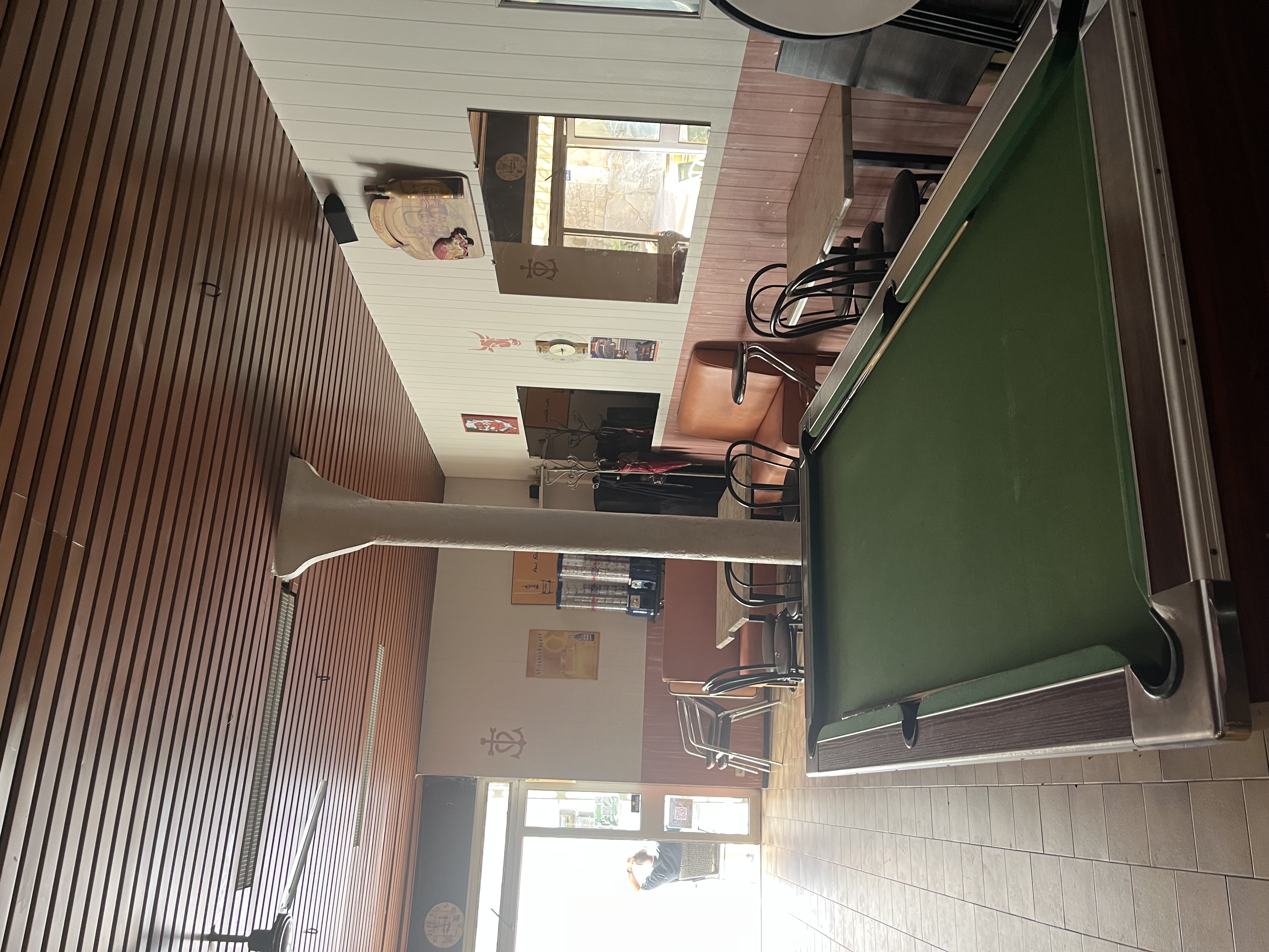 A vendre BAR Licence IV avec dépos de pain, environ 80M2 PLUS CAVE, loyer 518 E/MOIS seulement. 
Idéalement situé, 
15 min d'AVIGNON, 20 MIN DE NIMES,  25 MIN ARLES.
Bel opportunité pour un couple ou professionnel.
me contacter pour infos et visites.