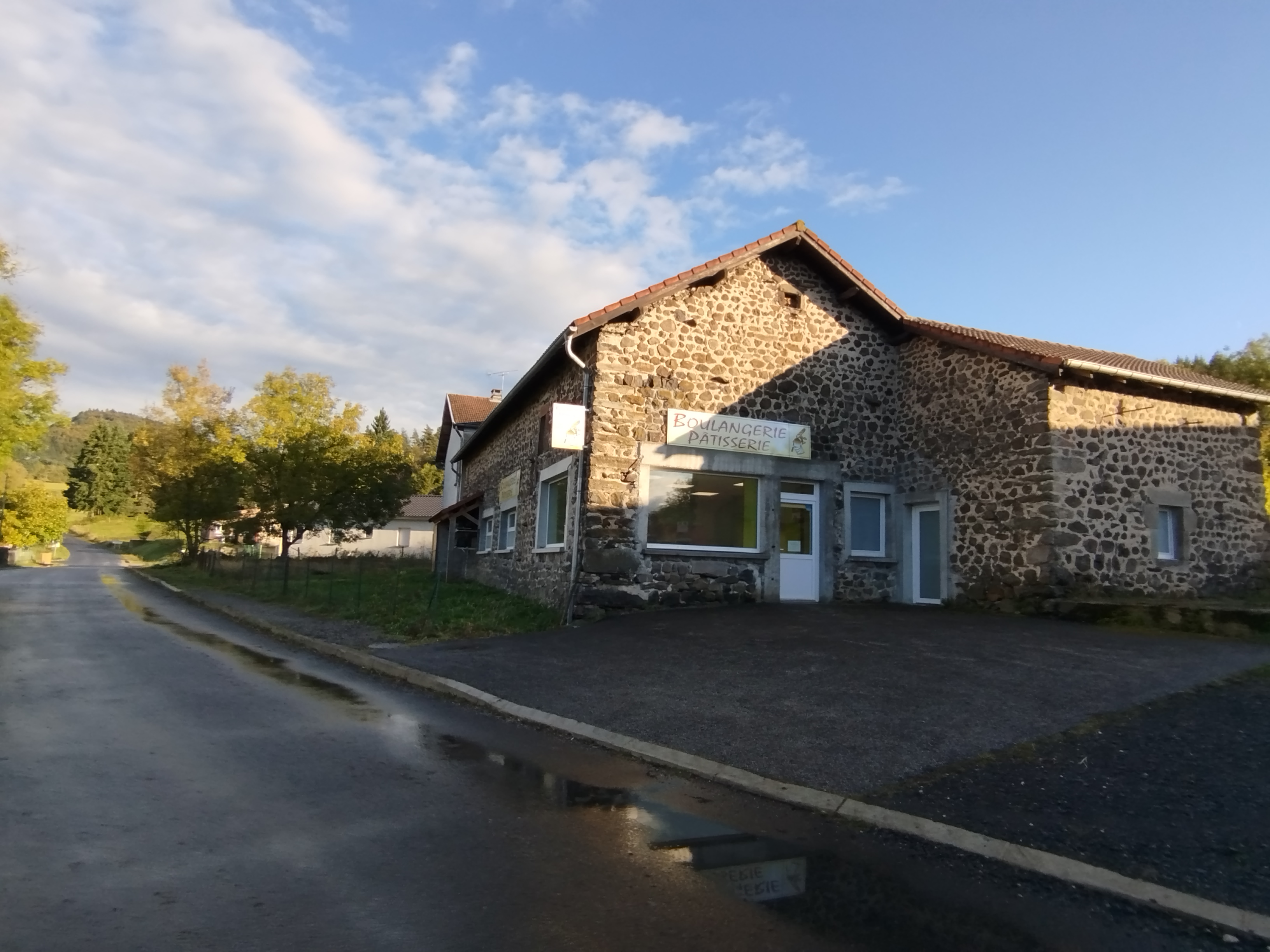 Bâtisse en pierre au cœur du village hébergeant une boulangerie.

Elle présente un gros œuvre en bon état.
Elle se compose d'un commerce au rez-de-chaussée et d'une partie habitation à l'étage.

D’une superficie totale de 270 m2 (deux niveaux de 135m2) plusieurs projets d’aménagement peuvent être envisagés.

Pour le projet d’un commerce (suivant l’activité choisie), ce bien peut être rapidement opérationnel.

Mitoyenne d’un côté, elle est implantée sur une parcelle de presque 1000 m2 répartie sur les trois autres côtés.

Fond de commerce activité de boulangerie : 30 000€ supplémentaires