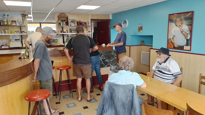 A vendre BOULANGERIE PATISSERIE CAFE 
- située en bord de mer (Saint-Pierre PENMARCH proche du phare d'ECKMUHL).
- Clientèle locale et touristique fidèle.
- Pas d'autre concurrent sur Saint-Pierre.
- Local commercial de 200 m² composé de la boutique 60 m², d'un café 30 m² (pouvant servir de bar, de salon de thé, de sandwicherie ou autre restauration rapide), du laboratoire pâtisserie 45 m² et du fournil 65 m².
- Bail 3/6/9 - 24 KE/an.
- Licence 4.
- Outil de travail spacieux et aux normes PMR et HACCP. matériel professionnel très récent (chambres froides, four, pétrin, diviseuse, façonneuse...)
- Fort potentiel de développement en terme d'offre de produit, concept et décoration à moderniser
Pas sérieux et Agences s'abstenir.