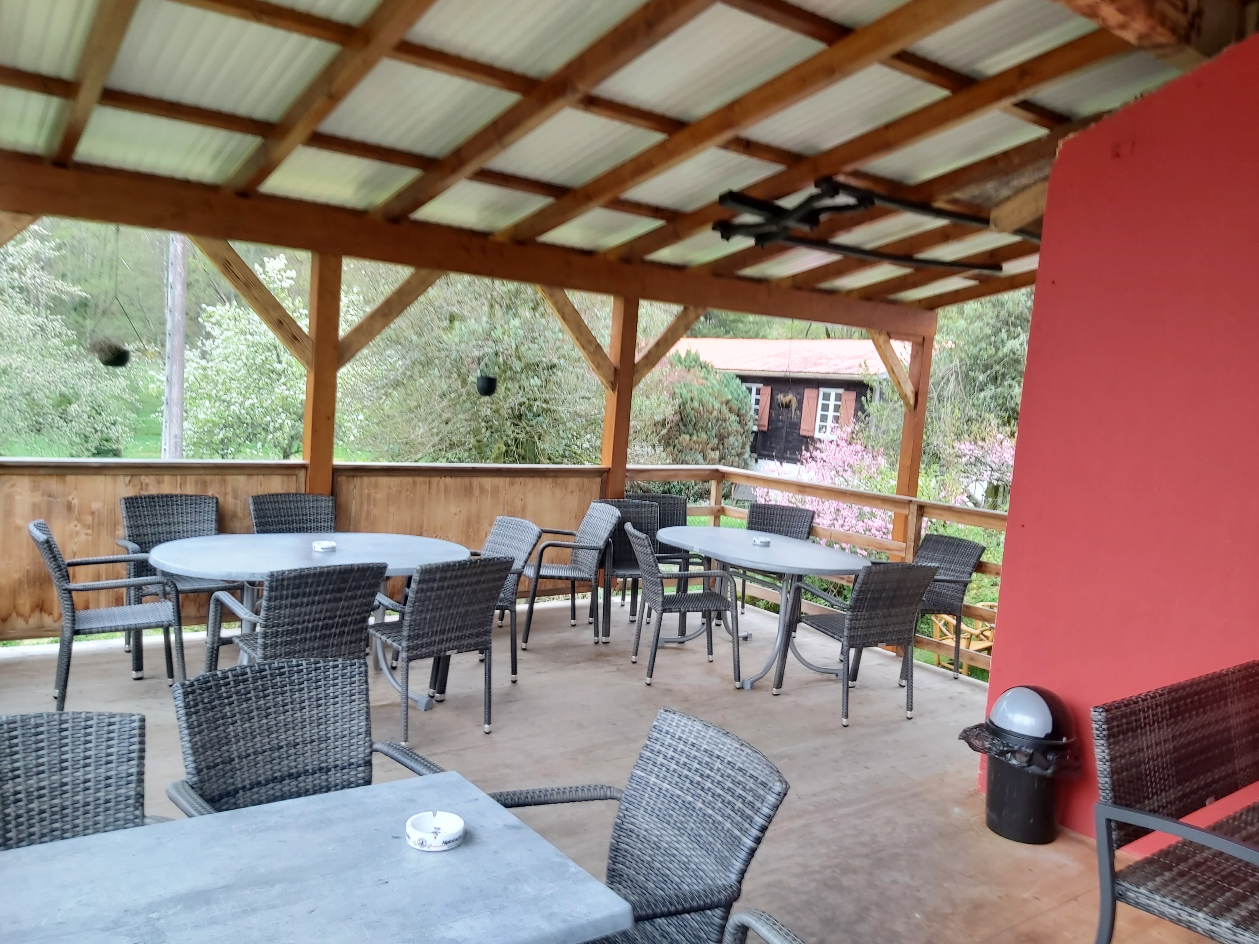 Ensemble immobilier comprenant,  5 chambres d'hôtes,  4 gîtes dont 2 entièrement rénovés, un terrain de camping équipé,  un privé entièrement refait à neuf ,ainsi qu un bistrot tout équipé et également rénové.
Le tout sur un terrain d un hectare 200 arboré et traversé par un ruisseau.
Un terrain de 9 ares 69 avec piscine , sauna et chalet viennent compléter ce bien.
N hésitez pas à me contacter!
Mme Walter
06 61 57 13 69.