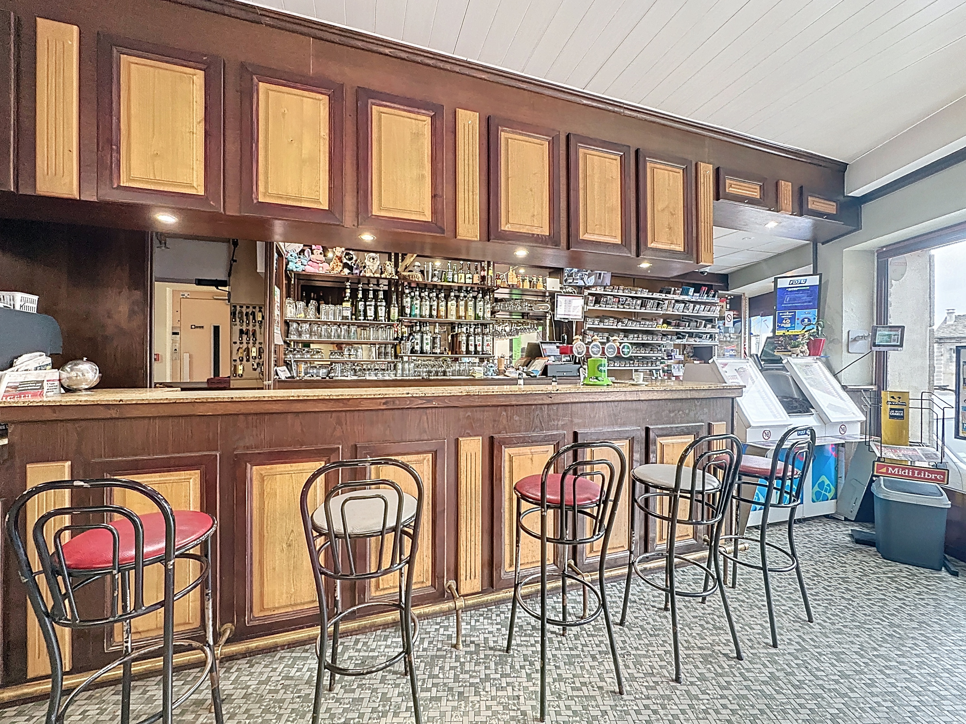 À Saint Alban sur Limagnole, village étape du chemin de Saint-Jacques-de-Compostelle, cet établissement sur quatre niveaux avec ascenseur représente une belle opportunité pour un repreneur. La vente de ce Fonds de commerce regroupe bar, tabac, FDJ, PMU, restaurant et gîte. La partie restauration, entièrement rénovée, propose une salle pouvant accueillir une cinquantaine de couverts, une cuisine professionnelle équipée, une chambre froide et des espaces de stockage.

Côté hébergement, l’immeuble dispose de 21 chambres dont 8 rénovées, ainsi qu’un dortoir. Des espaces complémentaires comme une salle de réunion, un bureau et une salle de télévision modernisée complètent l’offre. Les deux premiers étages, aujourd’hui inoccupés, laissent entrevoir un fort potentiel de développement après travaux. Un studio et un T2 indépendants sont également intégrés à l’ensemble.

À l’extérieur, la clientèle profite d’une terrasse, et le dernier étage offre une terrasse panoramique avec une vue dégagée. Le tout bénéficie d’un chiffre d’affaires régulier et d’un loyer attractif de 1 900 € par mois, avec possibilité d’acquérir les murs commerciaux.

Une affaire complète et polyvalente, idéale pour un professionnel souhaitant s’implanter dans un secteur dynamique et touristique.