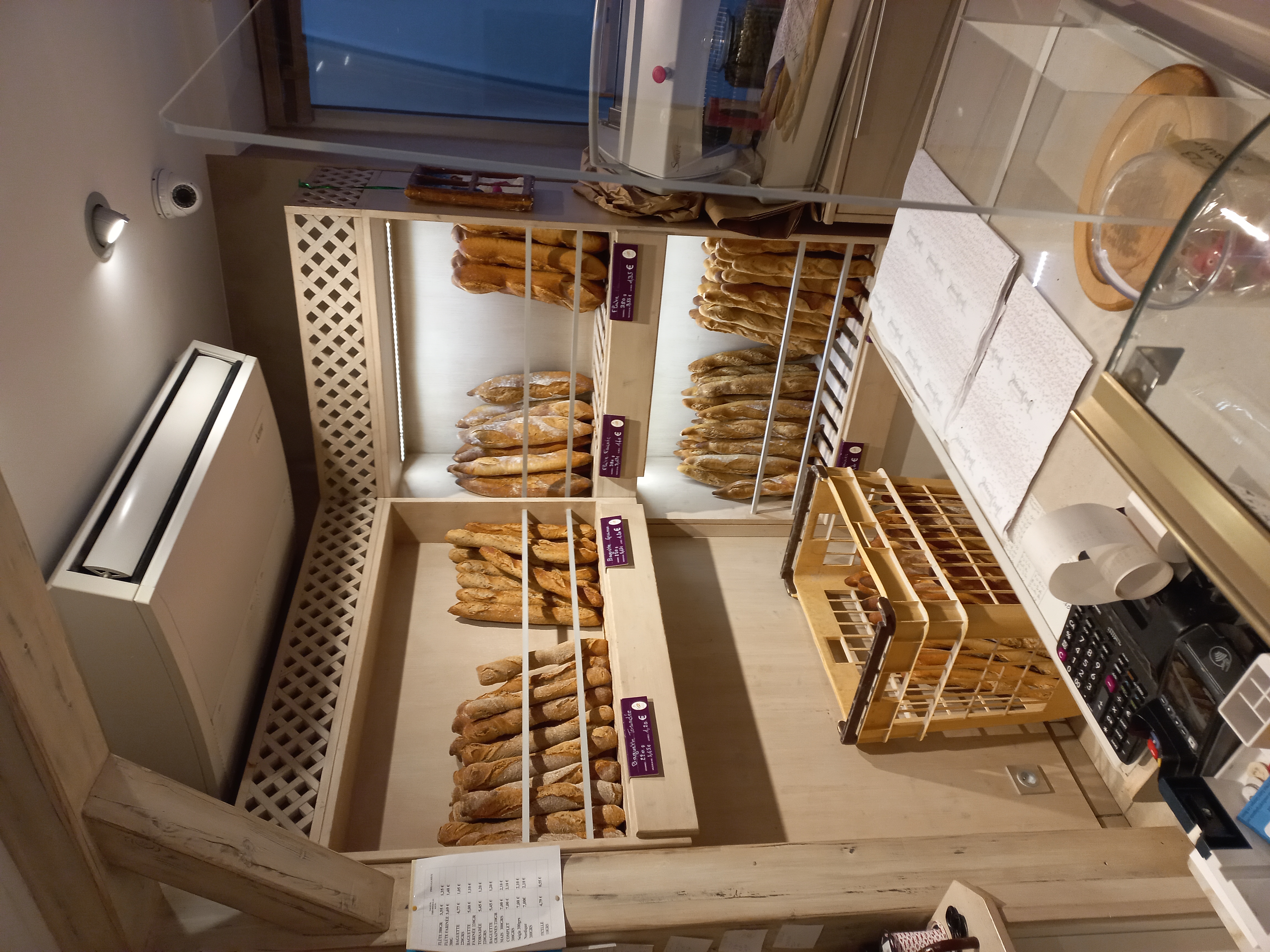 vends boulangerie pâtisserie en Ardèche à  charmes sur Rhône  07800 (3000 habitants),
proches écoles mairie fleuriste restaurants grand parking gratuit devant le magasin,  
Départ à la retraite tenu 33 ans,
environ 200m² de surface
Entièrement équipé, matériels entretenus
EDF : tarif bleu, 36 kW
climatisation , caméras de surveillance ,alarme,
7 semaines de congé annuel 
Boulangerie ouverte en journée continue de 6h30 à 19h. Fermeture hebdomadaire le Dimanche après midi et le lundi .

loyer 980€/mois
prix 120 000€