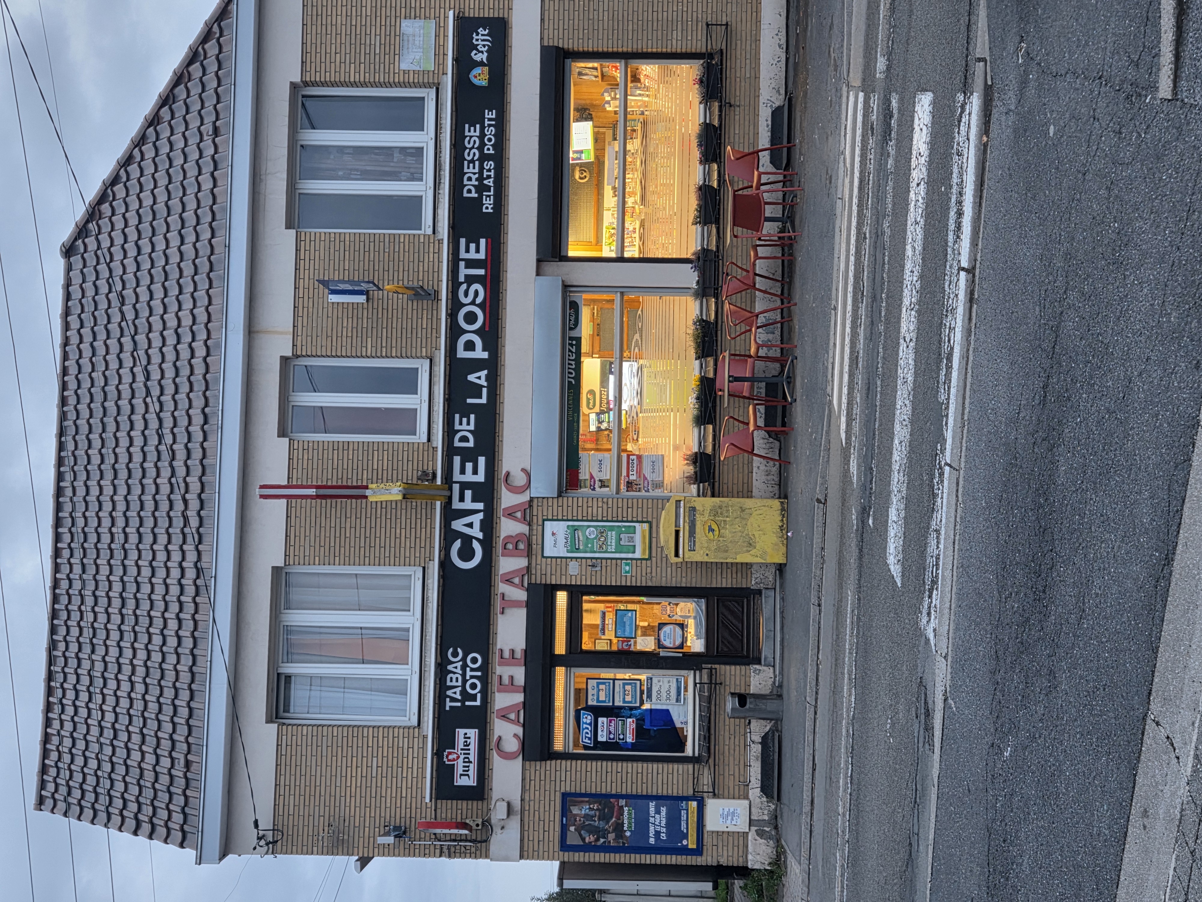 Vend cafe pmu loto tabac presse colis 
Beaucoup  de passage 
Une petite  restauration sur place ou emporter 
Tres bonne clientèles,  village  tres accueillant 
Logement  parking  devant