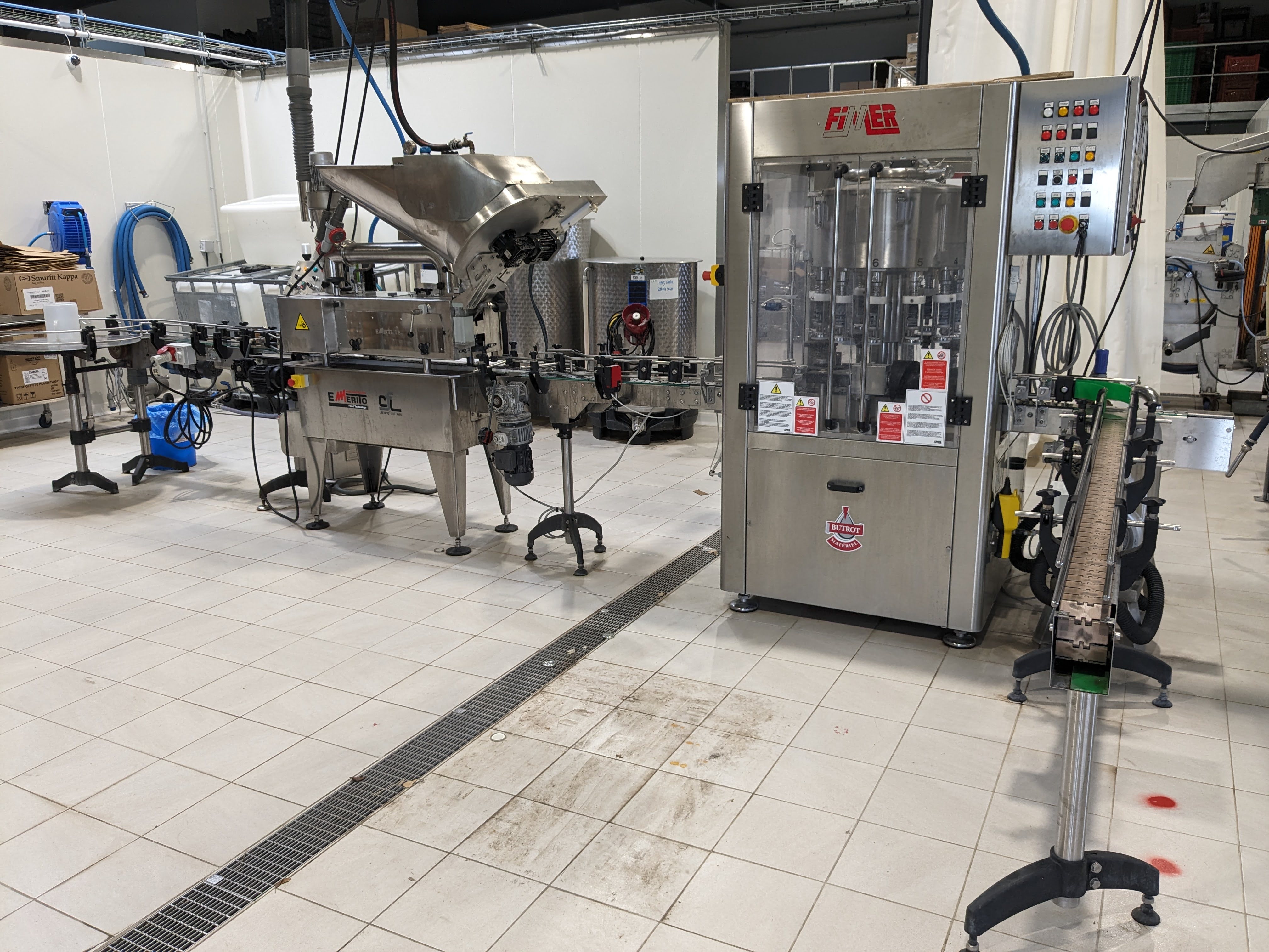 A VENDRE pour cause de retraite : Unité de production de jus de fruits et confitures, comprenant un atelier de production, une épicerie fine de produits locaux et artisanaux, et un site de vente en ligne.
Nous fabriquons depuis 2013 des jus de fruits 100% naturel en 25cl, 1l, et 5l, à base principalement de  pommes venant des producteurs locaux.
Nous produisons notre marque de jus et confitures et nous transformons également pour les producteurs de fruits  et les particuliers.
Notre capacité de production est de 5000 L / jours.
Nous nous sommes diversifié également avec notre épicerie fine et les paniers garnis pour les collectivités et CE.
Nous avons régulièrement des médailles au concours général agricole de Paris sur nos jus de fruits.
La surface du bâtiment est de 1000 m2 construit en 2022 sur un un terraine de 2500m2
Il y a une possibilité d’acquérir le bâtiment en 2027 à un prix très avantageux
Nous avons une très bonne visibilité le long d’une route nationale avec en moyenne 15 000 véhicules jour
Il me sera possible de vous accompagner selon vos besoins.
Dès avantage fiscaux très intéressant sont mis en place pour les créations et reprise de commerce dans notre région.