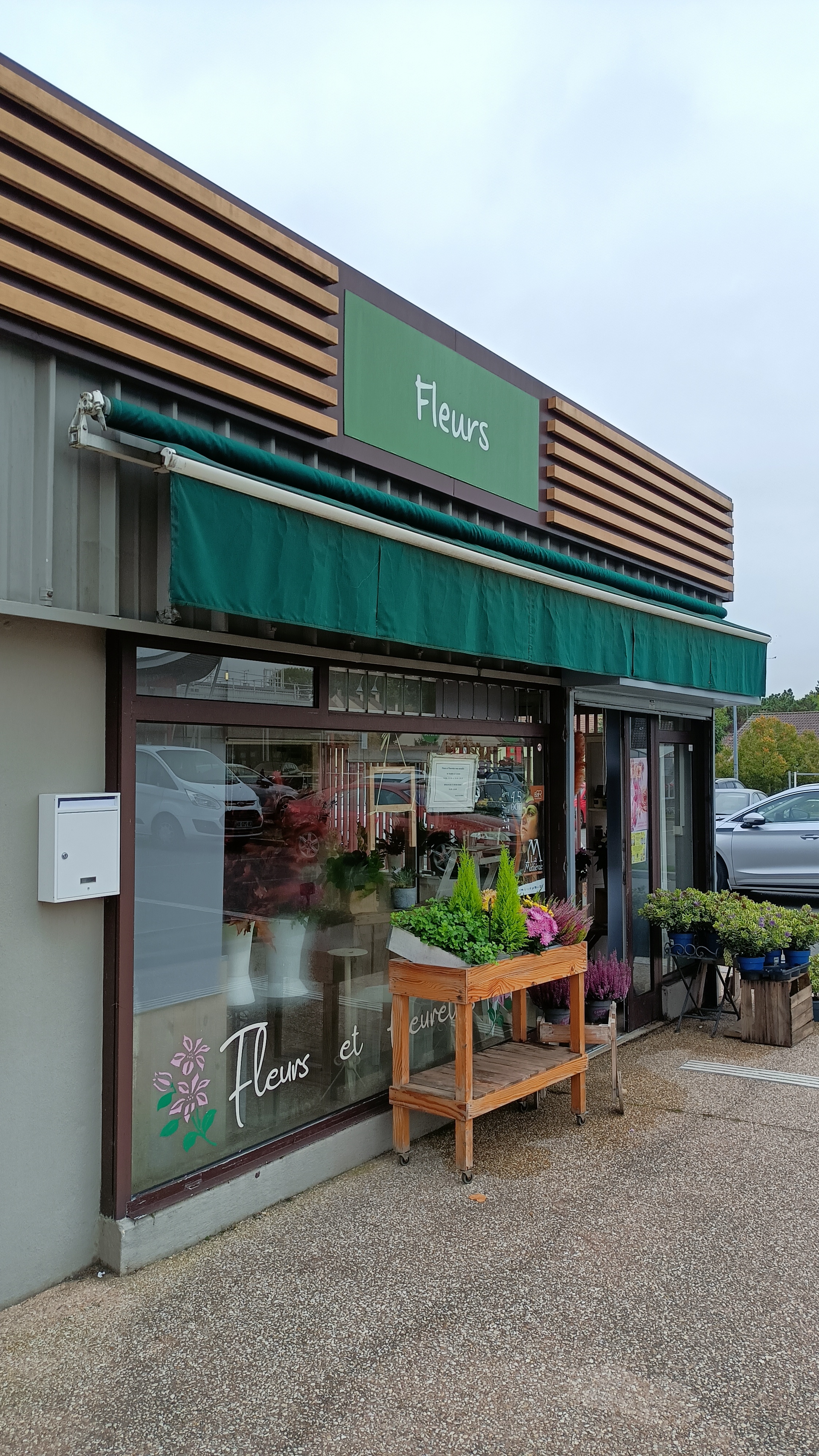 Emplacement exceptionnel d'angle dans un centre commercial extérieur indépendant avec grand parking.

Idéal en angle pour une grande visibilité et pour de grandes vitrines.

Accessibilité : 2 grands parkings gratuits

Zone de chalandise très prospère.
* Les commerces :
Carrefour Market
Pharmacie
Boulangerie - Pâtisserie
Presse/loto
Coiffeur
Esthéticienne
Kiosque à pizza
Cordonnier

Loyer mensuel : 1.100 € CC

Prix de vente minimum : nc €.

A saisir rapidement.

Restant à votre disposition pour organiser une visite et échanger