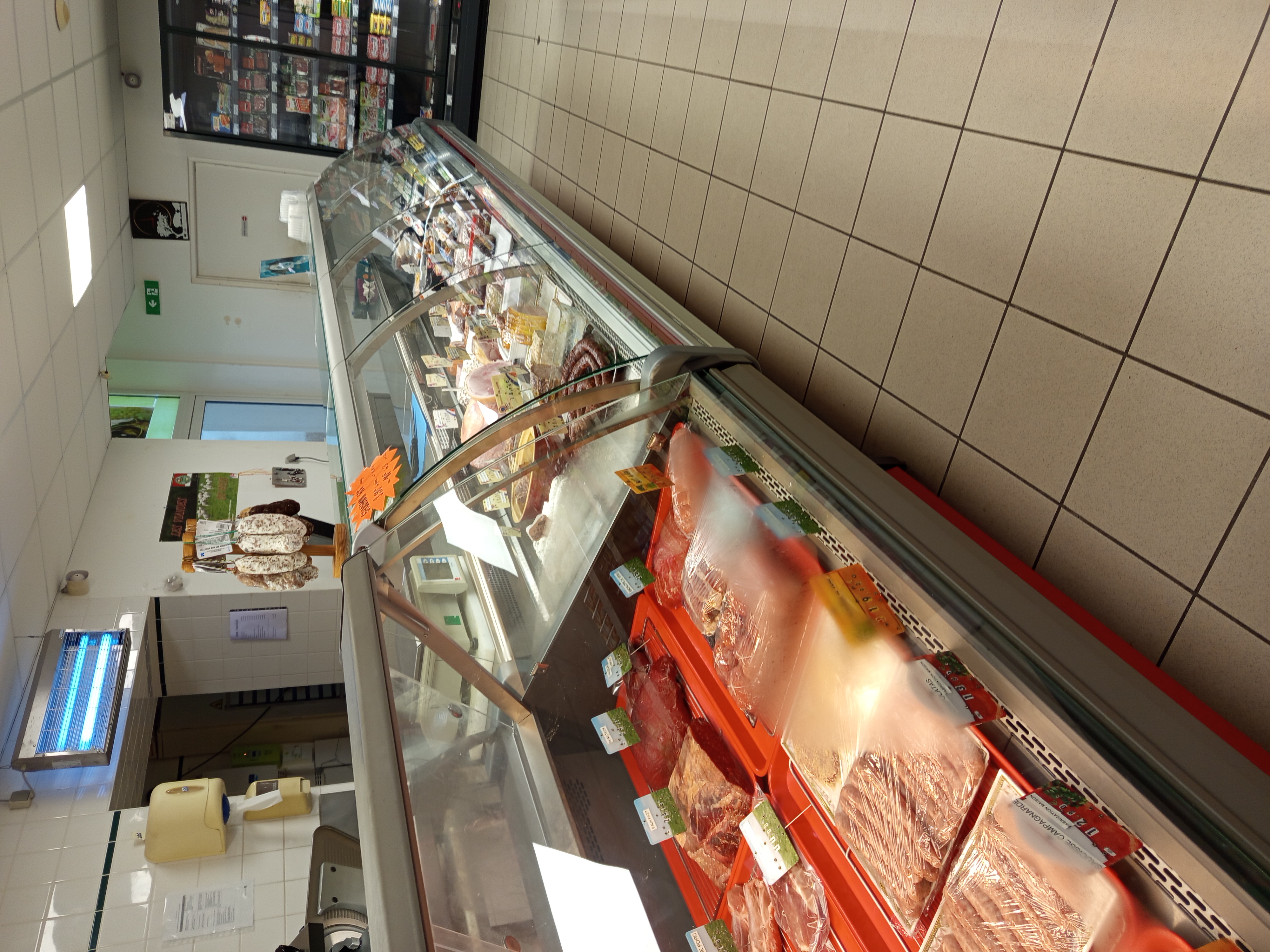 Superette de 150m2 ,située dans un joli bourg de 1500hb 
 En plus de l'épicerie ,une activité de boucherie ,charcuterie,traiteur permet une bonne rentabilité.Un rayon presse ainsi que la vente du gaz complètent l offre
.Idéal pour un couple ou 2 associés
.Clientèle fidèle a l année, dont les nombreuses associations de la commune,et une augmentation de l affluence dès le printemps .