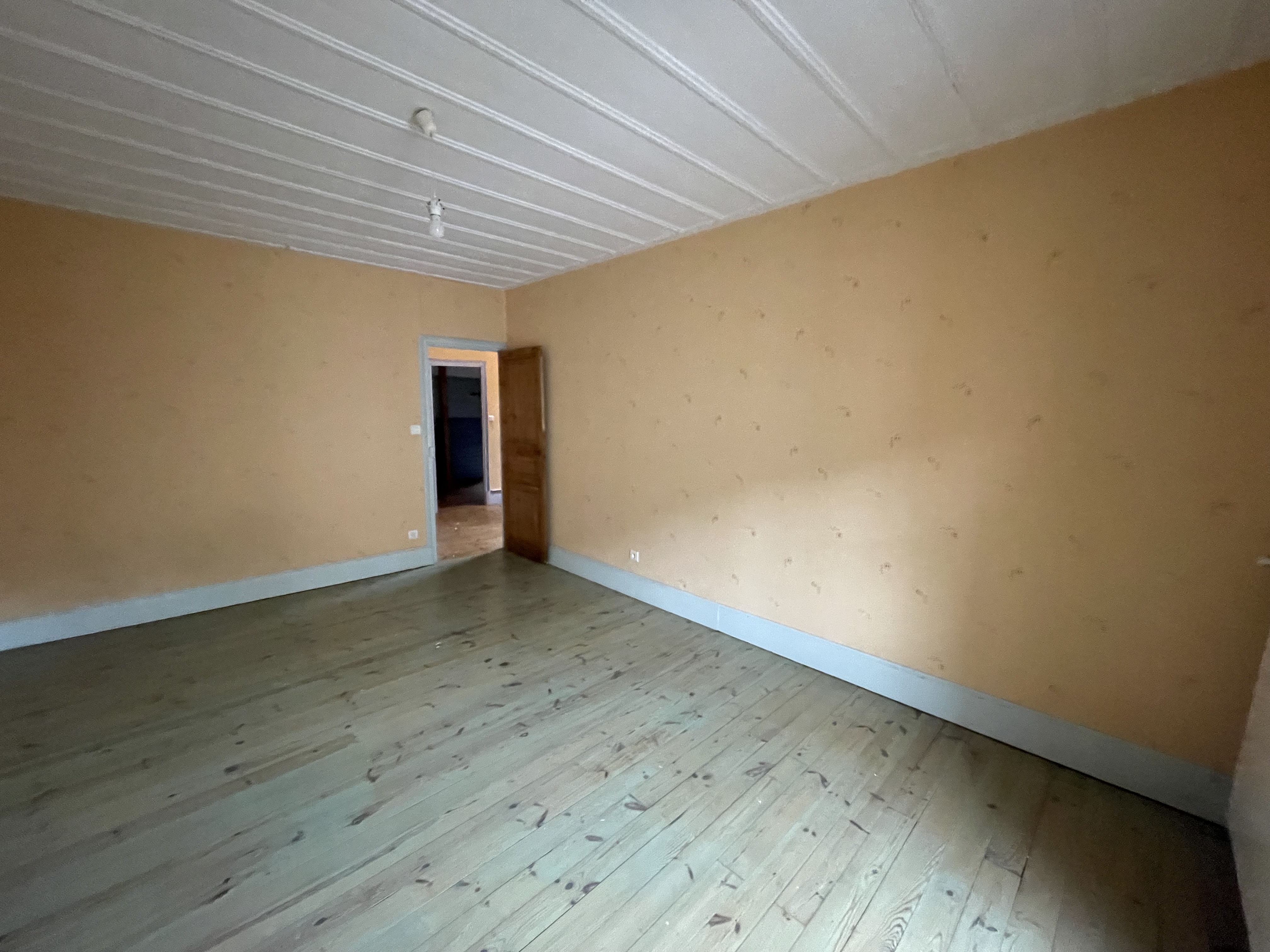 Dans un village classé LES PLUS BEAUX VILLAGES, boutique 55 m2 avec arrière cuisine et petite cours. La vitrine est grande et donne dans la rue principale.A l.étage appartement T4 _ 128 m2 comprenant une buanderie avec wc, cuisine aménagée et pièce à vivre, à l.étage 3 chambres avec salle de bain et wc et une mezzanine avec un coin chambre.
Possibilité de location