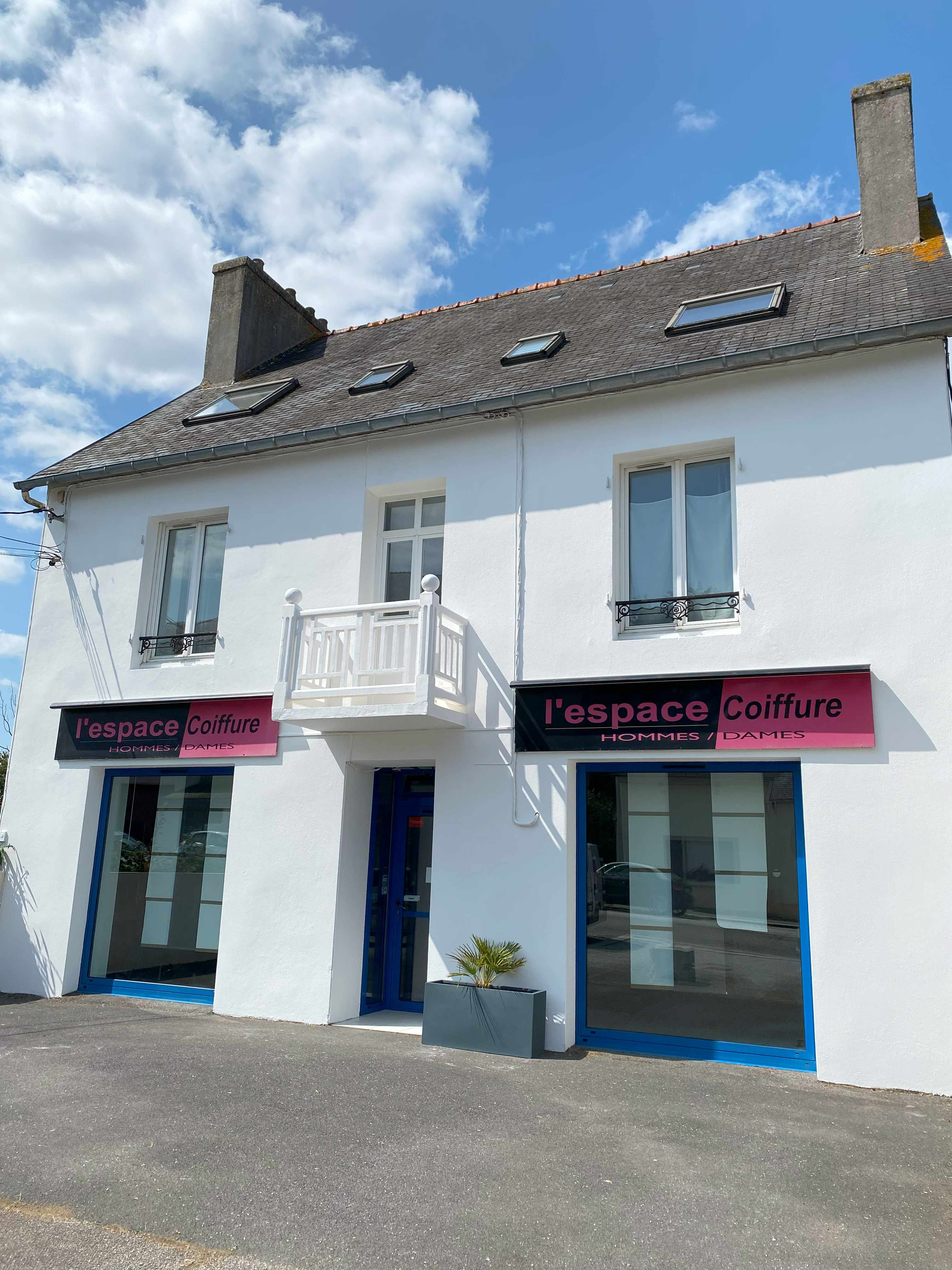 Bretagne, Finistère. Pont de Buis.
Vend local commercial avec immeuble, cause maladie.
Idéalement placé dans la rue commerçante.
 A 20 min de quimper, Brest et 25 min de la presqu’ile de Crozon. 
Proximité voie rapide.
Rez de chaussé. Salon de coiffure bon état et exploitable immédiatement, potentiel clients. Pas de fond à acheter. 
Possibilité nouveau commerce, profession libérale, bureau etc..
Accès PMR
1 er étage : appartement 4 pièces : cuisine aménagé récente, salle d’eau, 2 chambres, salon, bon état. Loué.
2eme étage : 2 appartements meublé cuisines et chambres séparées, salle d’eau. Loué.
Rez de jardin : possibilité de créer un loft : porte et fenêtres existantes, grande hauteur sous plafond pour réaliser mezzanine ou autre.
Terrain constructible pour garage ou maison.
Assainissement collectif ok
Surface totale de l’immeuble 232 m2 
Surface du terrain 411 m2
Prix : 268500€