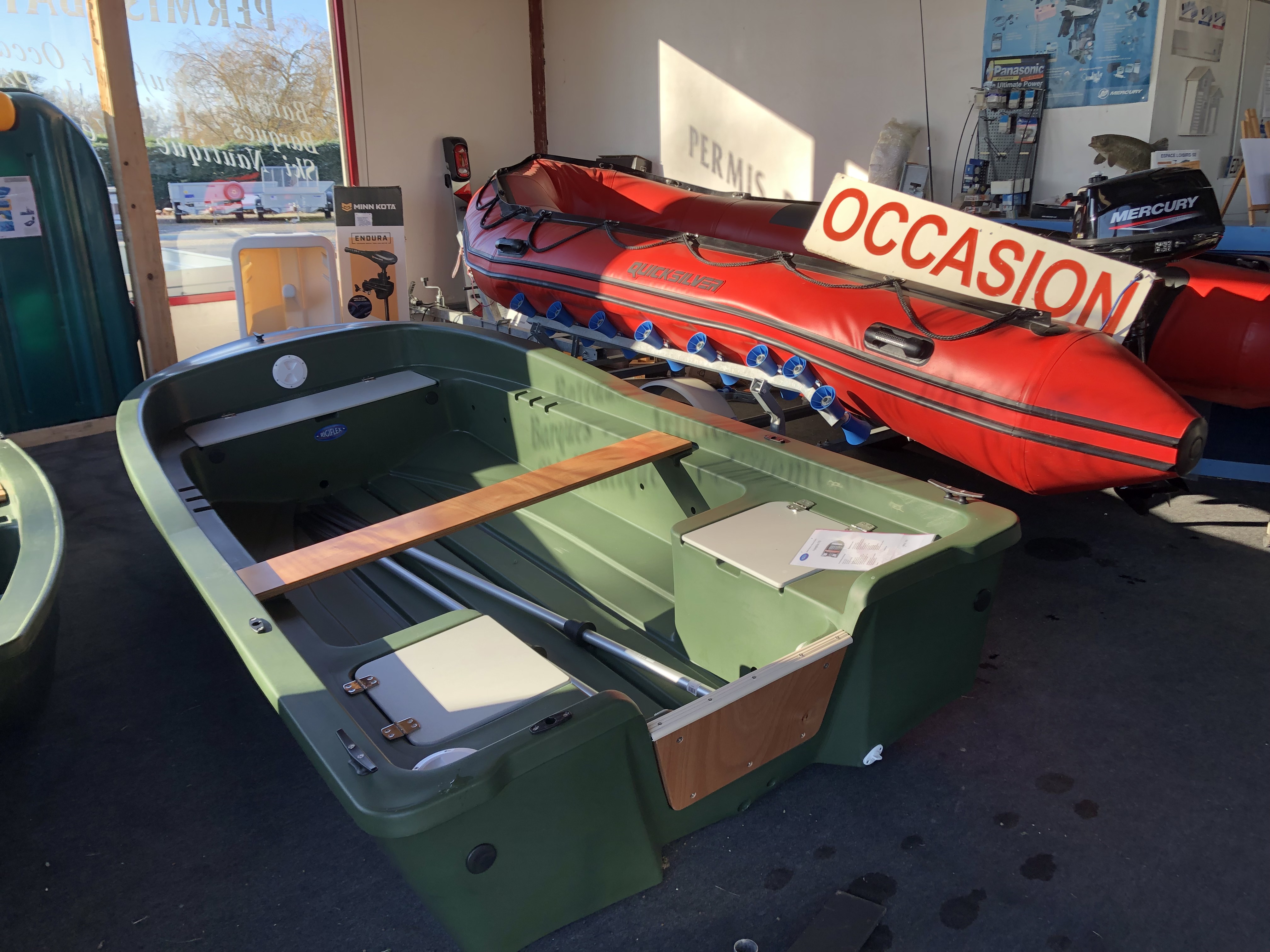 Entreprise familiale reconnue dans le monde du nautisme et de la remorque
avec + 40 ans d'activité
  
Magasin de 1300 m2 avec une surface de vente, une surface de stockage et un 
Parc d'exposition extérieur de 1500m2 fermé et sécurisé 
   
Commerce de barques, bateaux, moteurs, remorques et vans, camions à chevaux, location, accessoires et pièces détachées

Concessionnaire de plusieurs marques en exclusivité et sur plusieurs départements

Bonne clientèle, Bon référencement, et recommandation - fichier clients qui a été crée et développé par la présence sur des foires et salons sur le NORD EST  

Entreprise qui est idéalement située, nous sommes situés à 10 min des sorties autoroutes LANGRES NORD - LANGRES SUD - MONTIGNY LE ROI - à 2h15 de PARIS - dans une région touristique des 4 lacs, du parc national et proche de la ville de LANGRES

Entreprise qui se doit d'être transmise, nous avons de nombreux projets de développement et porteurs. Accompagnement à reprise

Contactez nous pour nous rencontrer.