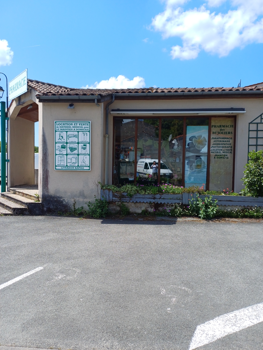Pharmacie - Charente-Maritime
CA HT  923 600 €


Vous rêvez d'une belle qualité de vie tout en exerçant un métier enrichissant dans un cadre agréable ? Cette pharmacie est l'opportunité idéale pour vous.

Suite à départ pour raison de santé cède officine rurale agréable dans région touristique de Charente-Maritime. Les communes de Saint-Césaire et St Bris des Bois sont imbriquée et habitées par 1 300 habitants. Elle se situe à 10 mn de Saintes, 15 mn de Cognac et 20 mn de Saint-Jean d’Angély.

Localisée à tout juste 1h des plages et de La Rochelle, idéale pour des d'escapades à savourer sans modération, pour des pauses nature ou des balades au grand air. 

Belle opportunité pour une installation avec une gestion simple et fluide. La pharmacie est membre de la SISA des Borderies (Burie – Brizambourg – Chérac – Saint-Césaire).

Située dans le cadre exceptionnel de la vallée du Coran cette pharmacie est particulièrement bien placée dans le village avec un emplacement stratégique sur la place Vinet, un parking juste à côté et plusieurs commerces et lieux culturels à proximité dont le cabinet infirmier disposant de deux professionnelles et un cabinet médical communal pouvant accueillir trois professionnels de santé. Aujourd’hui, la commune bénéficie tout juste d’une aide à l’installation pour les futurs médecins. 

Dans notre commune accueillante et dynamique, vous trouverez de nombreux services tels que épicerie, boulangerie, hôtel et son bar-tabac, restaurant gastronomique, agence postale, camping, village vacances, école et garderie qui reçoivent les élèves de la maternelle au CM2, bibliothèque, piscine intercommunale, tennis, terrain de foot, terrain de pétanque, chemins de randonnée, Paléosite, étang, associations culturelles (musée, abbaye, théâtre), … .

Emplacement & Environnement :

Seule pharmacie dans un rayon de 10 km, assurant une clientèle régulière. Patientèle répartie sur plusieurs villages alentours, fidèles avec un relationnel amical.
Bâtiment avec un agencement moderne et aux normes.
Bail commercial : 968 € HT / mois

Superficie & Agencement :

Superficie totale : 80 m², bien optimisée pour l’activité.
Espace de vente : environ 35 m².
Réserve :
45 m² pour les médicaments et génériques et pour les pansements, les poches de perfusions et stomies, les protections.

Bureau séparé.

Horaires d’ouverture :

Lundi : 14h30 - 19h30
Mardi au vendredi : 9h - 12h30 / 14h30 - 19h30
Samedi : 9h - 12h30

Une opportunité idéale pour un repreneur souhaitant s’installer dans une pharmacie de proximité, avec un cadre de vie agréable dans la vallée du Coran, joyaux de la Saintonge et une clientèle fidèle.

N'hésitez pas à venir nous rencontrer et vous serez conquis.