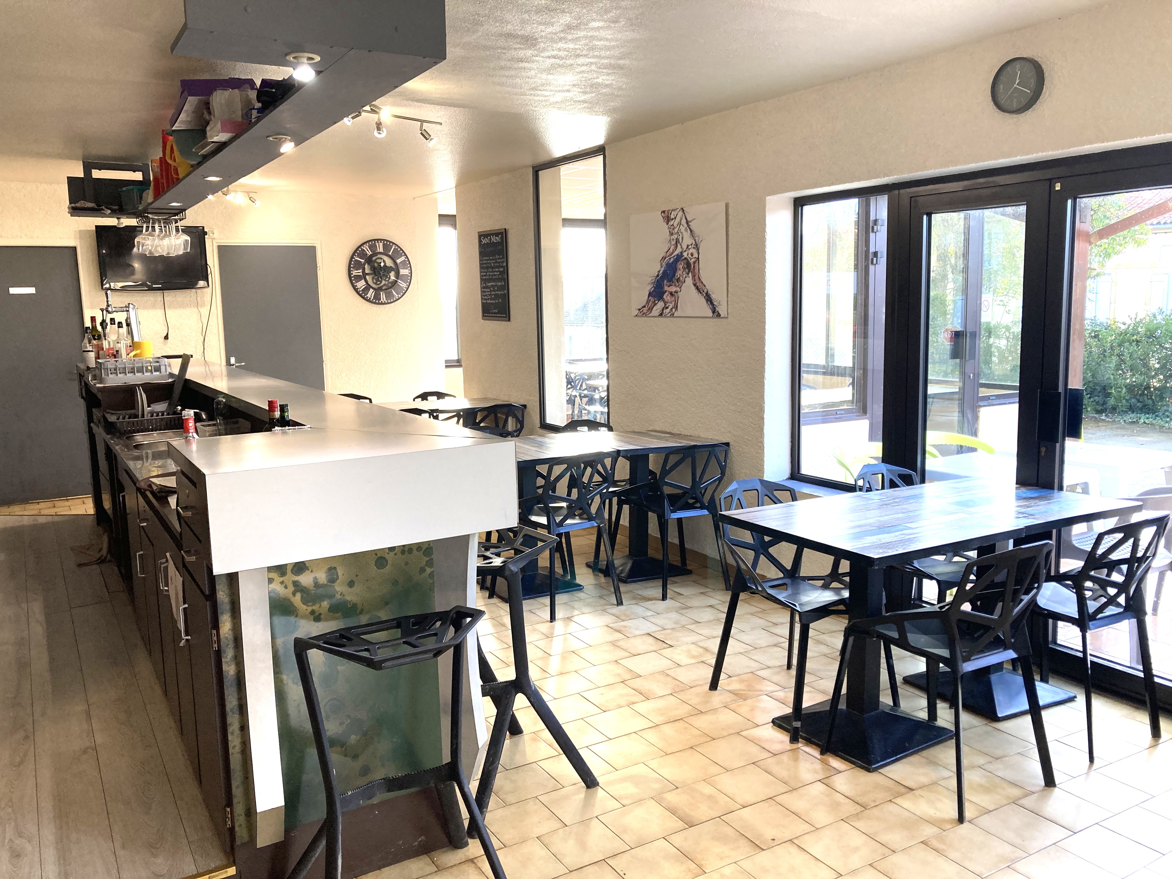 Bienvenue à Beaumarchès, petit village gersois (32), de plus de 700 habitants : son école, centre de loisirs, épicerie-bar, boulangerie, restaurants, salon de coiffure, agence postale, et de nombreuses associations, en font un village dynamique et agréable à vivre.
La Mairie, propriétaire du local (épicerie-bar), du fonds de commerce, de la licence IV, de tous les équipements et agencements nécessaires à l’activité, cherche une personne dynamique et motivée pour exploiter ce lieu de commerce, de rencontre et de vie du village.
 Pour cela, la commune met à disposition pour un loyer modéré :
•	Une surface de vente « épicerie » de 85m2 avec une réserve attenante, équipée d’une chambre froide et d’un local de stockage
•	Agencement complet : vitrines frigorifiques, congélateur, gondoles, présentoirs, comptoir, caisse, balance…
•	Un bar entièrement aménagé avec licence IV d’une superficie de 57m2, sa terrasse extérieure, ainsi qu’un coin cuisine équipé
•	Climatisation réversible à l’épicerie
•	Commerce actuellement sous enseigne « Proxi »
•	Point vert Crédit Agricole
•	Dépôt de gaz, journaux quotidiens, dépôt de pain les lundis et mardis
•	Relais Pickup