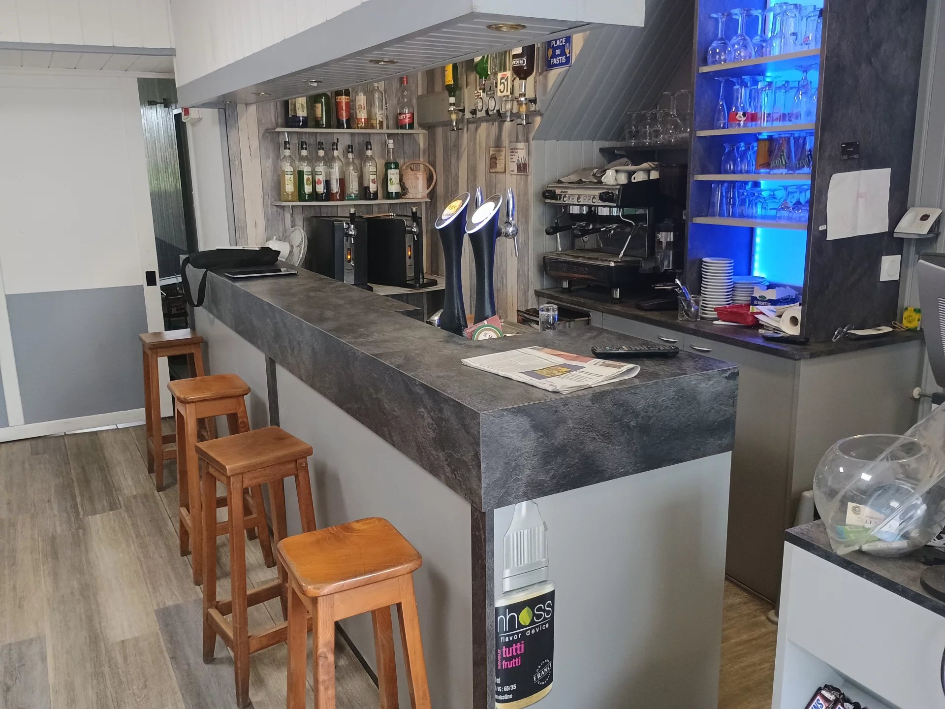 Les locaux se composent d’une salle de bar (12 places) avec coin épicerie et comptoir tabac FDJ bimbeloterie, d’une seconde salle d’une capacité d’au moins 20 personnes, d’une terrasse sur jardin de 10 places, d’une terrasse côté rue de 8 places, d’un logement T3, d’un garage et d’un terrain clos.

Stationnement à proximité de l’établissement.

Très bonne rentabilité. EBER après déduction des cotisations sociales de plus de 40 000 €.

Faible loyer de 480 € par mois (commerce et habitation).

Prix net vendeur de 50 000 € + 8 % TTC (6,67 % HT) d’honoraires agence à la charge de l’acquéreur.

Les informations sur les risques auxquels ce bien est exposé sont disponibles sur le site Géorisques : georisques.gouv.fr.
Contact : Agence MOHAN TRANSACTIONS - RCS RENNES 810 806 661 - Carte professionnelle CPI 2201 2018 000 030 018. Tel : 07 86 64 18 04
