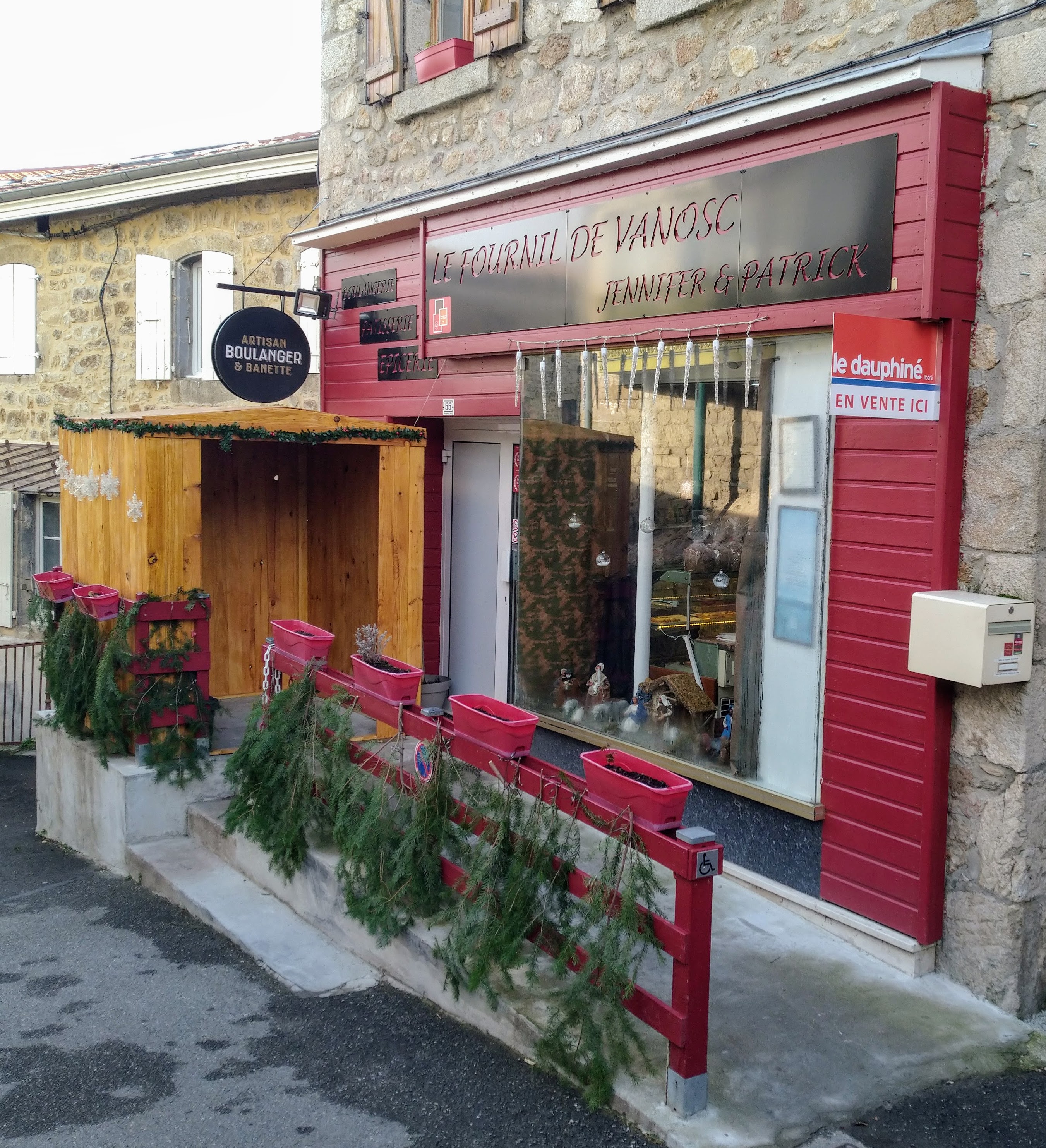 À vendre boulangerie pâtisserie épicerie, dans le village de Vanosc 07690 en nord Ardèche, à 20 min d'Annonay et 1 heure de Saint Étienne et 1 heure de Lyon, commerce essentiel d'un village de moins de 1000 habitants. 
Fabrication 100% artisanale du pain, de la viennoiserie et de la pâtisserie, et du chocolat. 
Dépôt de gaz, journaux, produits locaux, épicerie, bières locales, yaourts et fromages locaux etc..
Équipée de matériel récent, prêt à travailler (pétrin spirale, pétrin boulanger, batteur, fontaine eau refroidissement moins de 3 ans, four 5 étages avec tapis d'enfournage, surgélateur congélateur, laminoir, tours granit, plonge automatique, diviseuse, façonneuse, balancelle à pâtons, chambre de pousse viennoiseries et pains, four à pizzas 4x 33 cm moins de 3 ans, multiples frigos, congélateur à glaces, frigo positif à gâteaux, tonneaux de stockage des farines, trancheuse à pains moins de 3 ans, grilles et plaques de cuisson, moules, petit matériel, etc.. 

PRIX 80000 euros. 

MISE À DISPOSITION DES BILANS UNIQUEMENT APRÈS VISITES SERIEUSES  DE LA BOULANGERIE
 
Seule boulangerie du village, concurrence la plus proche à 4 km (Villevocance) et 7km (Vocance) .

Logement inclus avec le commerce (2 étages, 1 grand garage pouvant accueillir 3 véhicules, 4 chambres salle de bain récente moins de 3 ans, terrasse avec belle vue, etc..

Possibilité de financement avec le Meunier 

Plus d'info merci de nous contacter via mail ( avec un minimum de présentation) ou rdv directement à la boutique.

Visite possible les après-midis. 

Plaisantins, agences immobilières et curieux merci de s'abstenir de nous contacter.