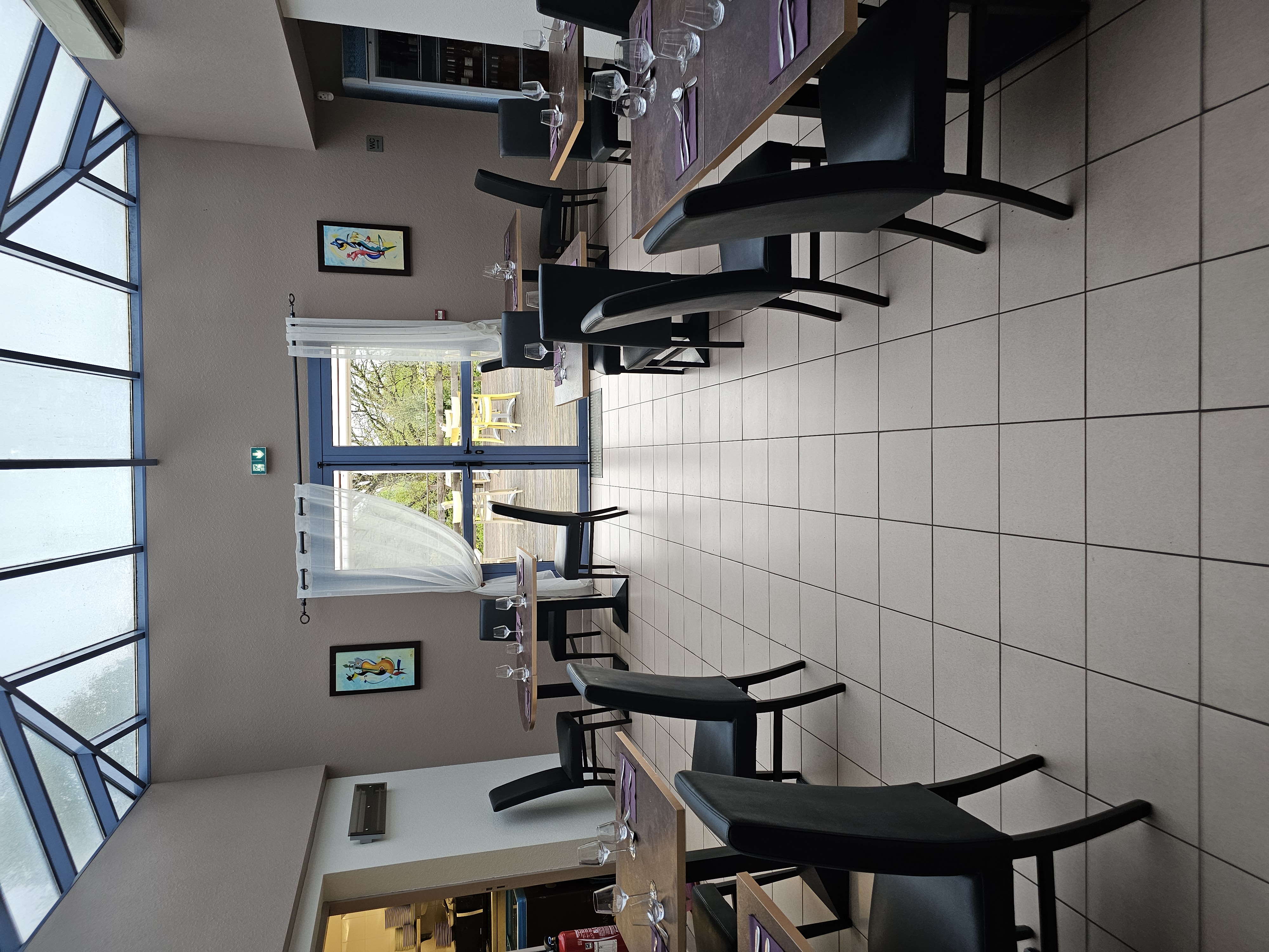 Vends (cause retraite) fond de commerce bar restaurant licence 4 avec les murs 
Très belle affaire à reprendre située sur un axe passant proche de pompadour (cité du cheval)
Établissement construit à neuf en 2011
Cuisine 50m2 environ 2 salles 1 sous verrière terrasse de 55 places 
Aucun travaux à prévoir 
A l'étage bureau et salle de bains existants et possibilité d'aménager un plateau 85m2