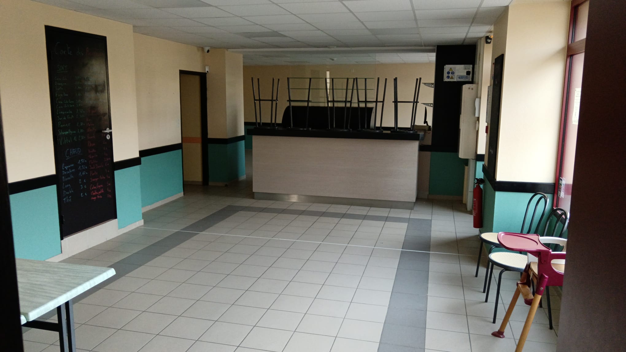 Etablissement à vocation multiple situé au cœur du village sur la place de l'église. Il regroupe un bar, un restaurant. Il bénéficie d'une clientèle fidèle principalement composée d'ouvriers et de résidents locaux.
Au RDC le bar avec deux espaces de restauration (40 couverts) et une terrasse extérieure (20 places).
A l'étage une grande salle de restauration proche de la cuisine de 5O couverts.

Equipements :
système de chauffage par pompe à chaleur; production d'eau chaude par énergie solaire; cuisine équipée avec matériel compris dans le bail avec la mairie.

Particularité :
Activité traiteur possible pour environ 100 personnes

Ressources humaines :
1 cuisinier
1 employé de service 

Conditions financières :
Loyer 420 € par mois (immeuble appartenant à la mairie)

Possibilité de louer l'appartement F4 au dessus du restaurant (actuellement libre, pour plus d'information merci de contacter la mairie)