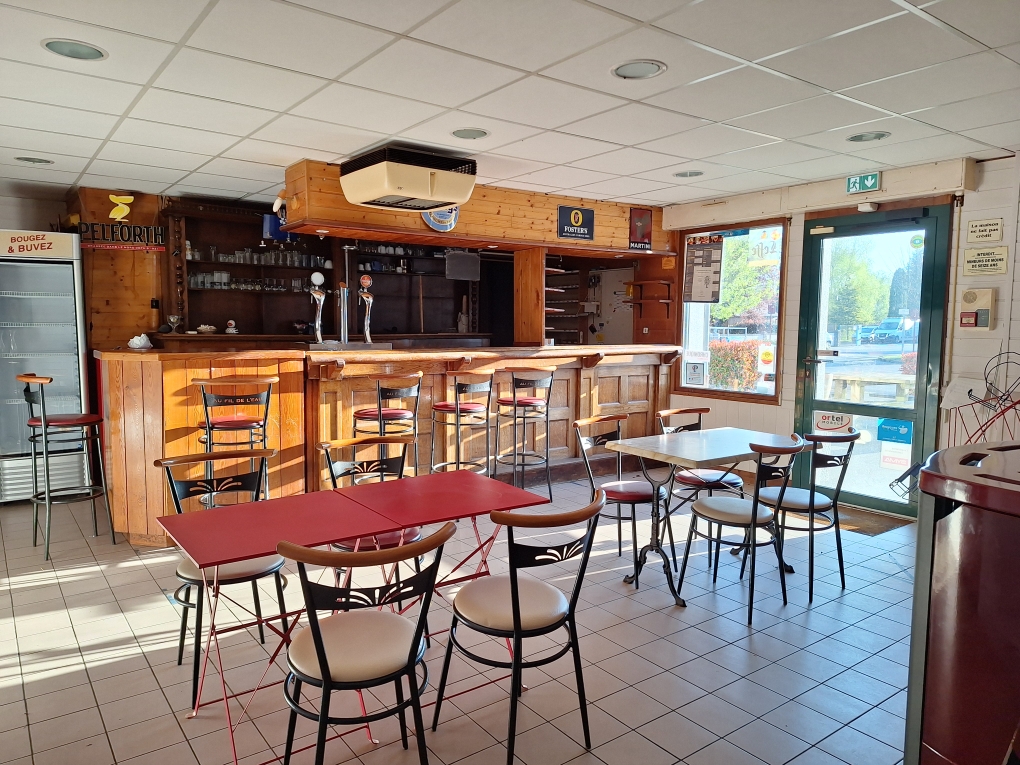 Propriétaire des murs et d'un fonds de commerce multiservices de proximité Restaurant, Bar (avec licence IV), Tabac (avec licence), FDJ et Epicerie, la commune de Villamée souhaite confier l'exploitation de celui-ci à un professionnel et lance ainsi un appel à candidature pour la reprise et l'exploitation du fonds de commerce.
Le dossier de candidature en version papier est à retirer sur demande à la Mairie de Villamée, 4 Avenue des Portes de Bretagne 35420 Villamée.
Le dossier est disponible par voie électronique sur demande : mairie.villamee@orange.fr  ou à télécharger sur le site de la commune : https://villamee.fr/