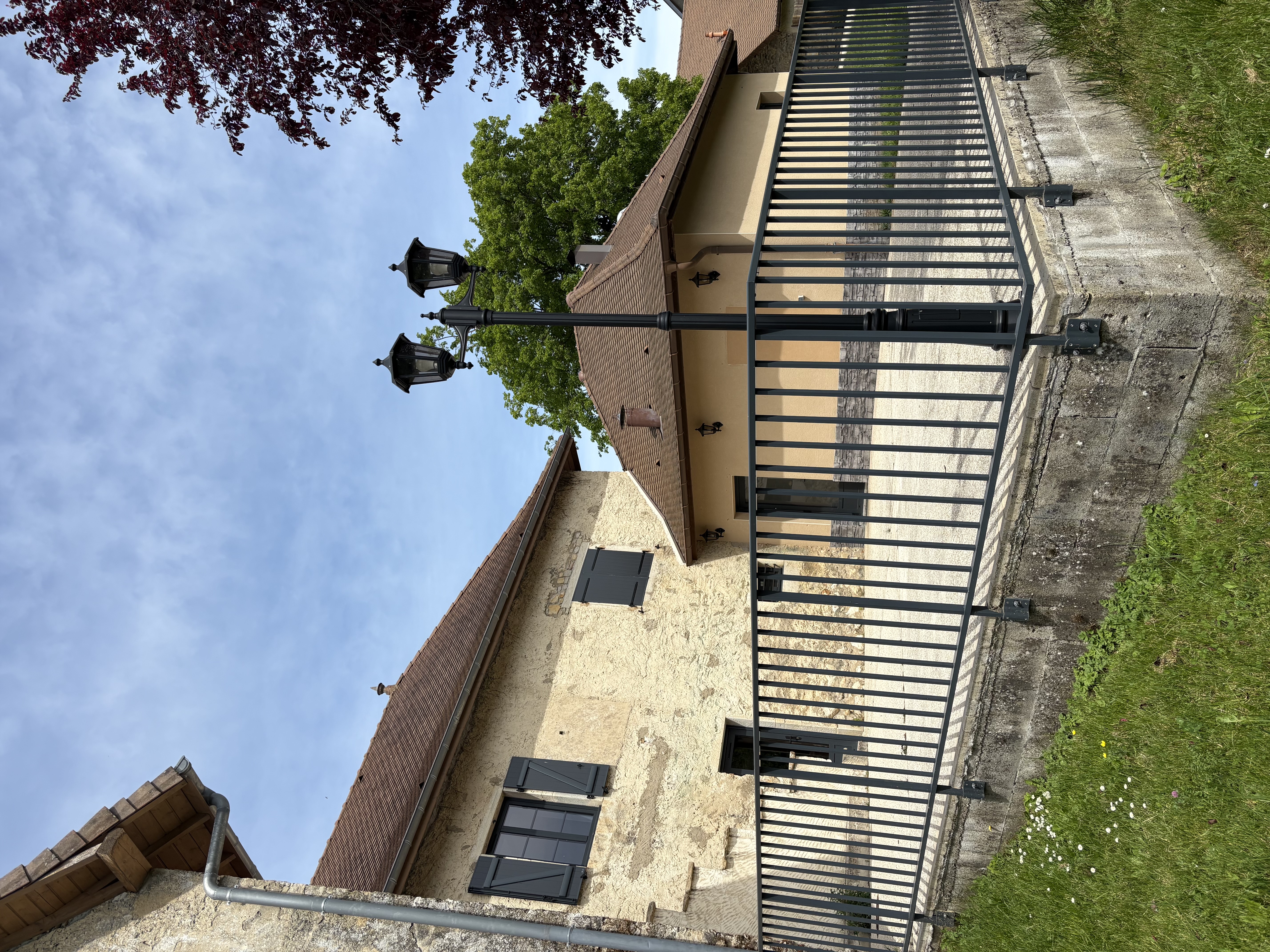 La commune de Seillonnaz située dans le Bugey à 20 km de Morestel et 30 km d'Ambérieu vous propose en location gérance un bar restaurant situé dans le centre de village, à proximité de la mairie, et jouissant d’une bonne visibilité en bordure de la route départementale n°87.
Le local dispose :
-​d’une salle dédiée au bar,
-​de deux salles de restaurant, la première d’une capacité de 20 couverts, et la 2ème d’une capacité de 8 couverts,
-​des toilettes accessibles handicapés
-​d’une cuisine équipée
-​d’une terrasse extérieure pouvant accueillir une trentaine de couverts
-​de deux locaux indépendants de stockage
-​d’un appartement situé au-dessus du restaurant de type T3 d'environ 100 m² (séjour, deux chambres, cuisine, salle de bains, WC) pour une résidence sur place
-​d’un joli jardin arboré avec terrain de pétanque.
Disponible immédiatemment.
L’établissement dispose d’une licence IV idéale pour développer votre activité en soirée.
Loyer commercial : 500 €
Loyer appartement : 450 €
Fonds de commerce : 11000 €.

Les candidatures devront comporter :
-​Un CV du/des repreneurs indiquant votre/vos expériences
-​Une lettre d’intention précisant vos motivations
-​Vos perspectives pour développer l’activité
-​Tout autre élément qui vous paraitrait judicieux pour valoriser votre candidature.

Pour tout renseignement complémentaire, vous pouvez contacter