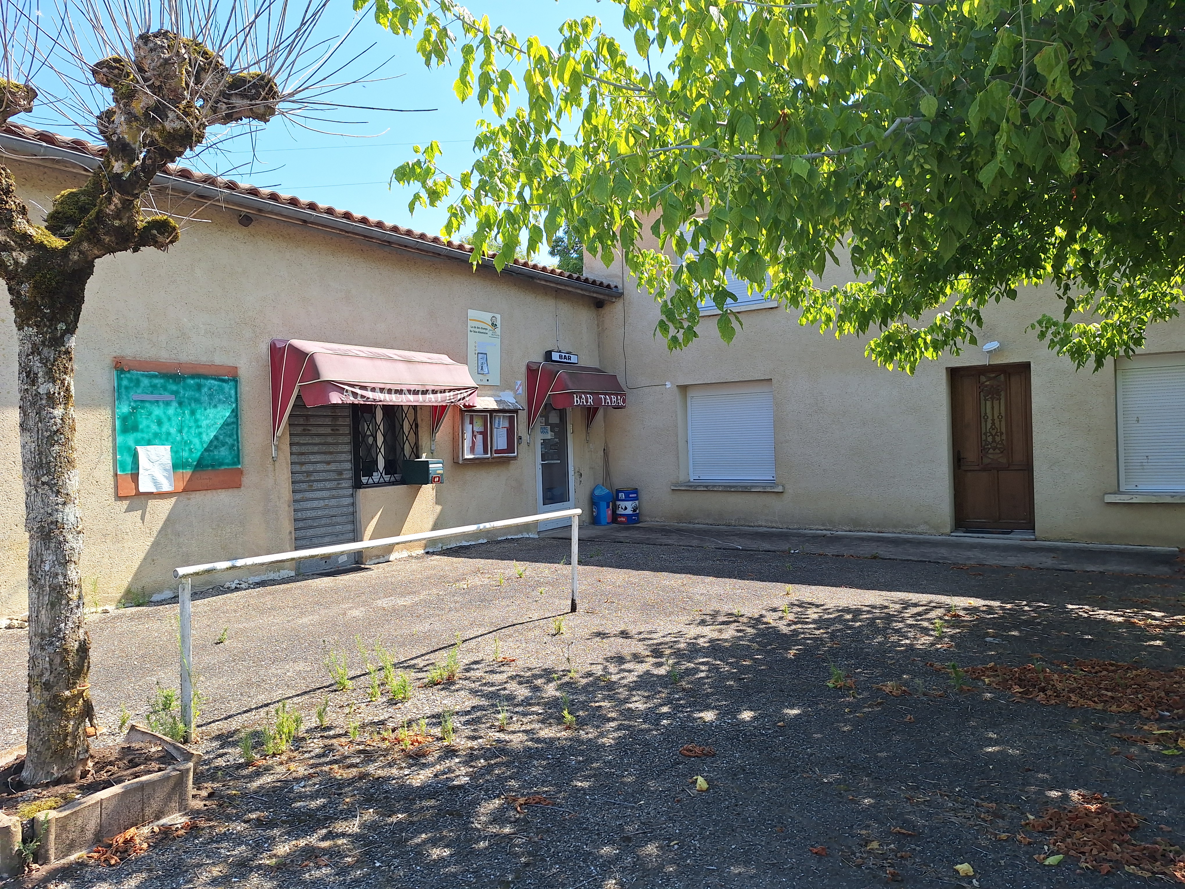 Commerce au cœur d’une commune rurale de 486 habitants, Saint Sernin appartient à l’arrondissement de Marmande, et à la communauté de communes du Pays de Duras.
La commune bénéficie de très nombreux services :
•	Une école avec 2 classes 
•	Cabinet médical 
•	Un restaurant « la Grange » acquis par la commune 
•	Une structure : famille d’accueil pour les personnes âgées (3 chambres)
•	Une structure : famille d’accueil pour enfants placés (2 à 3 jeunes)
•	Deux assistantes maternelles
•	Un terrain de foot, 
•	Deux terrains de tennis 
•	La commune de St Sernin compte 10 associations 
La commune cherche des gérants pour le multi commerces : bar-tabac-alimentations. Ce dernier dénommé "la clé des champs" dispose d'un logement attenant, Licence de 4ème catégorie, propriété de la commune de SAINT SERNIN.
l'objectif étant de conserver dans le milieu rural une activité commerciale de proximité.