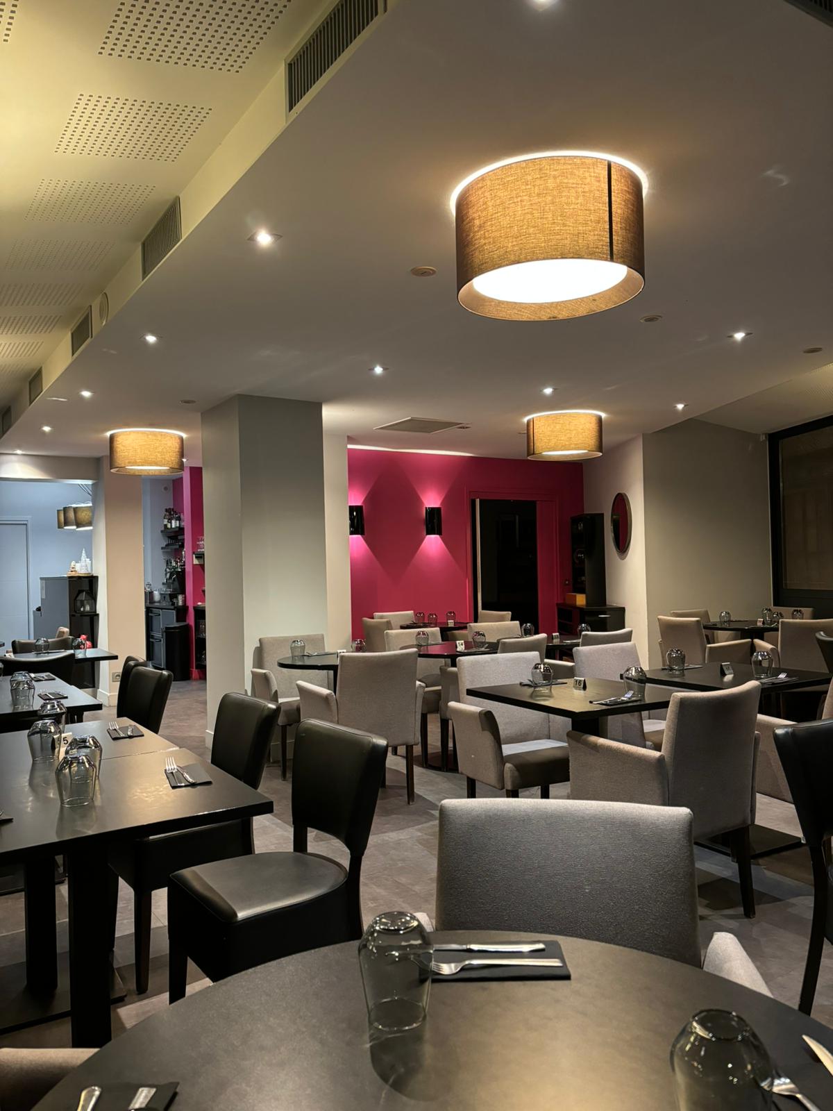 Mise en vente du fond de commerce d'une pizzeria après 33 ans de bons et loyaux services, je prends ma retraite. Malgré une clientèle locale fidèle et une clientèle touristique qui ne cesse de grandir, je met en vente ma Pizzeria Le Stromboli. 
Ce restaurant propose une carte italienne avec les pizzas (environ une vingtaine) mais aussi des plats plus français avec des pâtes, salades, tartines et viandes. Le restaurant tend vers une ambiance plutôt chic sans aligner des prix exorbitants. En effet la tranche des prix pour les plats va de 12€ à 19,50€. 
Situé à Paray-Le-Monial en plein centre ville, notre établissement jouit d’une proximité intéressante avec le centre historique de la ville et notamment la Basilique qui attire près de 400 000 visiteurs par an. Malgré ses 10 000 habitants, Paray-Le-Monial est une ville à forte attraction touristique religieusement parlant, mais ce n’est pas tout, avec la proximité de la RCEA, la ville se retrouve dans une zone de passage hautement fréquentée. Notre clientèle n’est pas seulement touristique, mais aussi locale, avec de nombreux habitués dont nous sommes peinés de devoir nous séparer.
C’est un établissement qui comporte 54 couverts intérieurs et une terrasse avec 34 couverts en sachant que suivant la superficie disponible, ces chiffres peuvent être augmentés. Le restaurant à subit de gros travaux en 2013 pour un remodelage architectural et plus récemment, la salle à été entièrement repeinte post-Covid. Le mobilier et les équipements sont entretenus régulièrement et la vaisselle a été fréquemment changée. 

Pour plus d’informations notamment technique ou financière, n’hésitez pas à nous contacter.