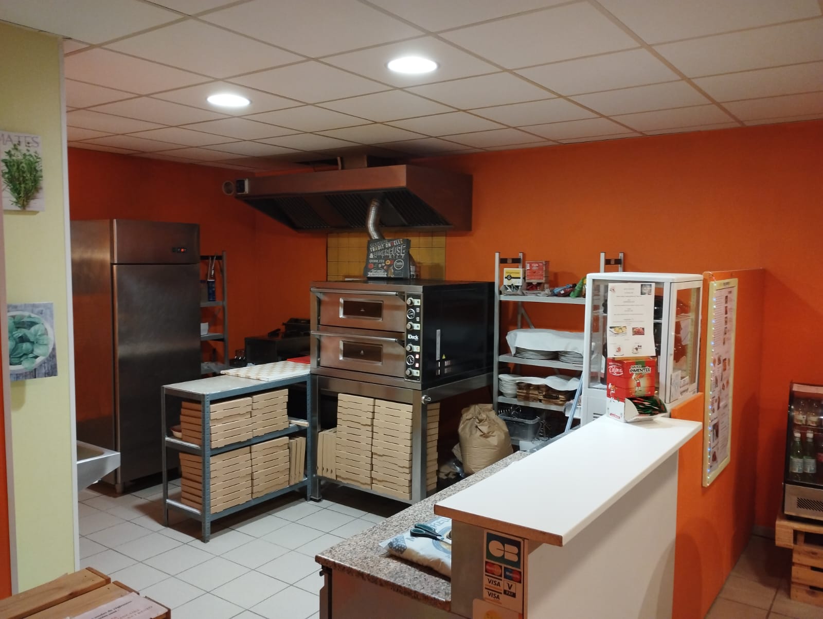 Dpt Puy de dôme 63 proche de Clermont fd Très proche de Vulcania et Lemptegy
Vend fond de commerce restaurant avec licence IV pizzeria, burger, snacking : emporte ou restauration (salle 24 plac int+20 ext)
Cette affaire situé zone touristique (Mars à novembre)
Fort potentiel de développement ouvert que les soirs actuellement
Pas de personnel
loyer 865 €