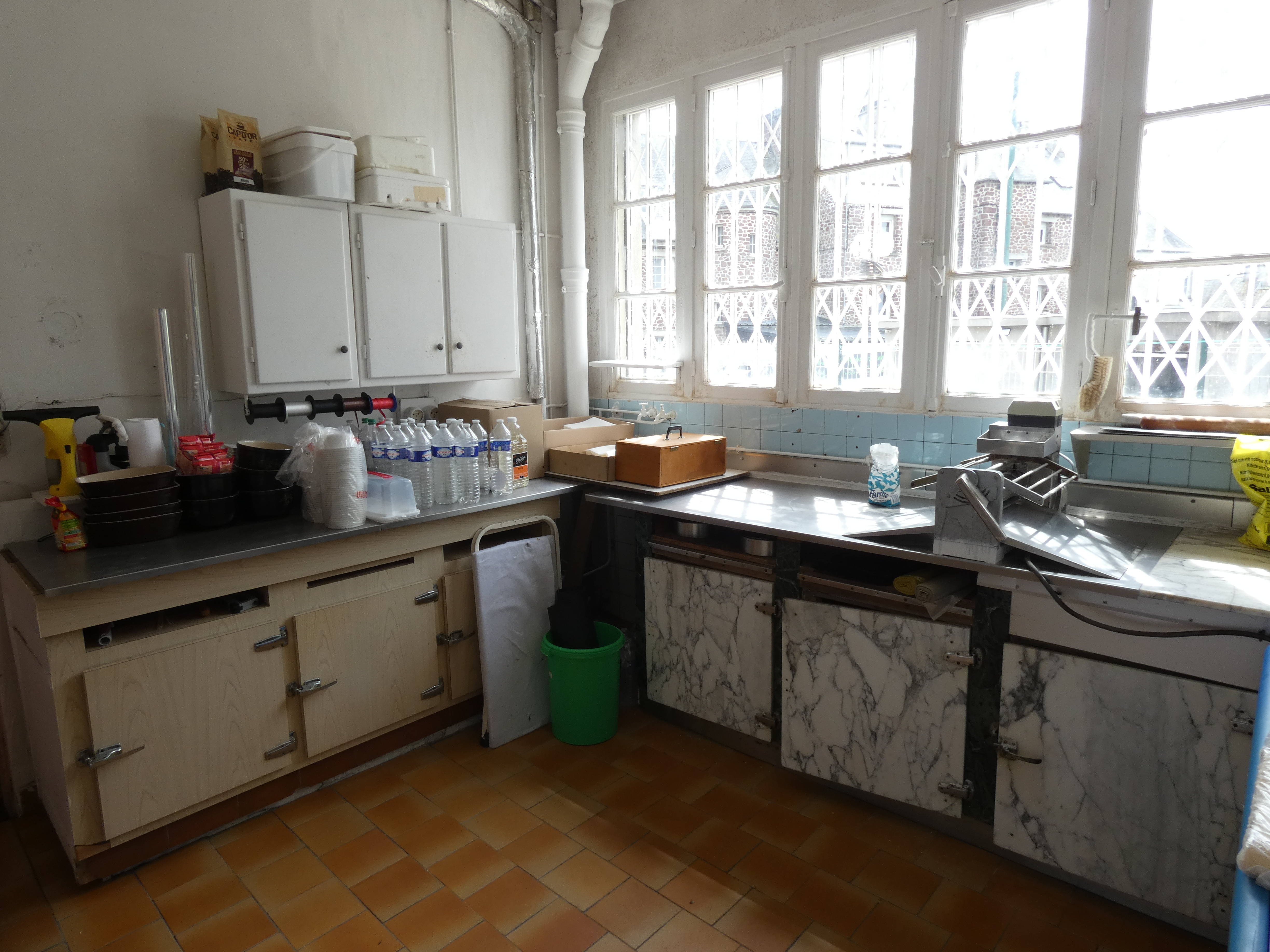 Fond de commerce de charcuterie. Boutique de 36m2 et labo de 68m2 (divisé en 2 parties). Situé dans une ville dynamique sur une route passant proche d'autres commerces. Exploité par les mêmes propriétaires depuis 30 ans dont le chiffres d'affaire est en constante évolution.