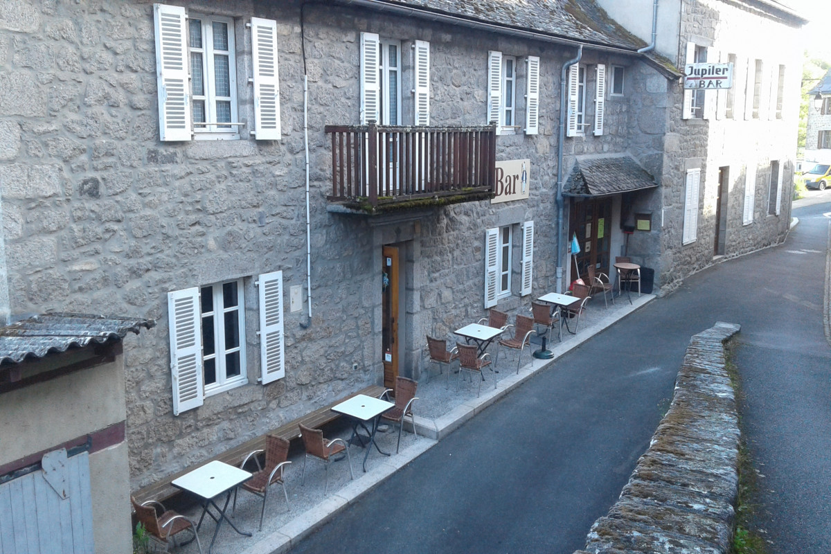 Sur le chemin de Saint Jacques de Compostelle, dans un beau village de l'Aveyron, à 15 km de Conques, à vendre murs et fond (licence 4). Vous pourrez accueillir locaux, pèlerins de Saint Jacques, touristes...dans une salle de restaurant d'environ 50 personnes avec vue sur notre belle vallée, un hôtel de 11 chambres ainsi qu'une petite terrasse. 
N'hésitez pas à nous contacter pour plus de renseignements.