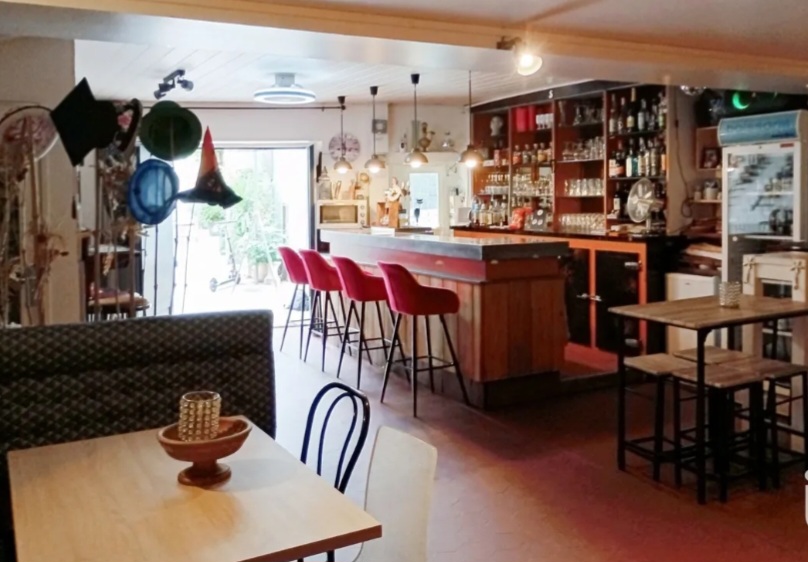 🎶 BAR MUSICAL À REPRENDRE – Brive-la-Gaillarde (hyper-centre)
✨ Un lieu vivant, une âme, une nouvelle histoire à écrire
Vous rêvez de changer de vie, de travailler dans un lieu chaleureux, convivial et déjà reconnu pour son ambiance ?
Ce bar musical à taille humaine, situé en plein cœur de Brive, n’attend plus que vous pour continuer son histoire… et en écrire une nouvelle.
🏠 Le lieu
Environ 50 m², fonctionnels et accueillants
Scène musicale équipée (son & éclairage en place)
Capacité intérieure : 50 personnes
Terrasse d’environ 40 places, très appréciée aux beaux jours
Un lieu où l’on vient écouter, partager, se rencontrer.
🎤 L’esprit & l’activité
Bar reconnu pour ses soirées musicales et son ambiance intimiste
Clientèle fidèle, locale et bienveillante
Concept existant, sincère, avec une véritable identité
👉 L’établissement est aujourd’hui exploité partiellement, laissant une belle marge de développement :
augmentation des jours d’ouverture
davantage de concerts ou d’événements
soirées thématiques, rencontres culturelles, animations…
💼 Conditions idéales pour se lancer
Loyer très attractif : 550 € / mois
Pas de taxe foncière
Charges légères et maîtrisées
Prix du fonds de commerce : 52 000 €
➡️ Une opportunité rare pour une première affaire, une reconversion, ou un projet de vie à deux, sans pression financière excessive.
👥 Pour qui ?
Ce lieu est fait pour :
une personne ou un couple passionné de musique,
quelqu’un en quête de sens, de lien humain,
un projet de vie, plus qu’un simple commerce.
📞 Renseignements & visites
Sylvie Fiard
📱 06 61 43 10 35