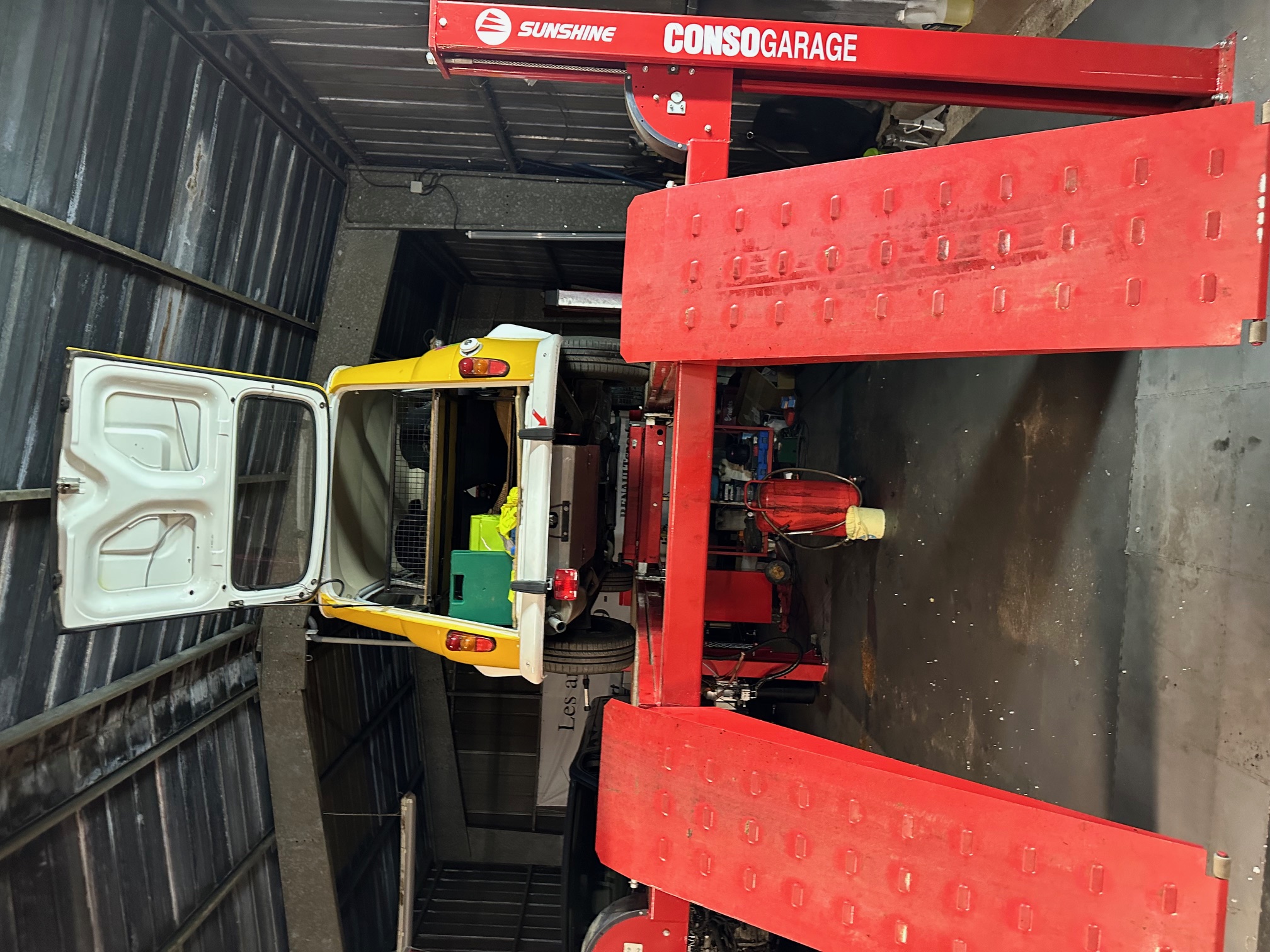 Garage de carrosserie peinture automobile entièrement équipé cabine,laboratoire,
pont 4 colonnes, poste à souder par point,ponceuse etc....
bel emplacement à quelque métres de la célèbre RN7 entre Moulins et Nevers
2h.30 de Paris autoroute de bout en bout.
Gros potentiel de développement ,grand parking goudronné, cameras, portail
électrique, entièrement clos .
1 ER CONTACT PAR MAIL