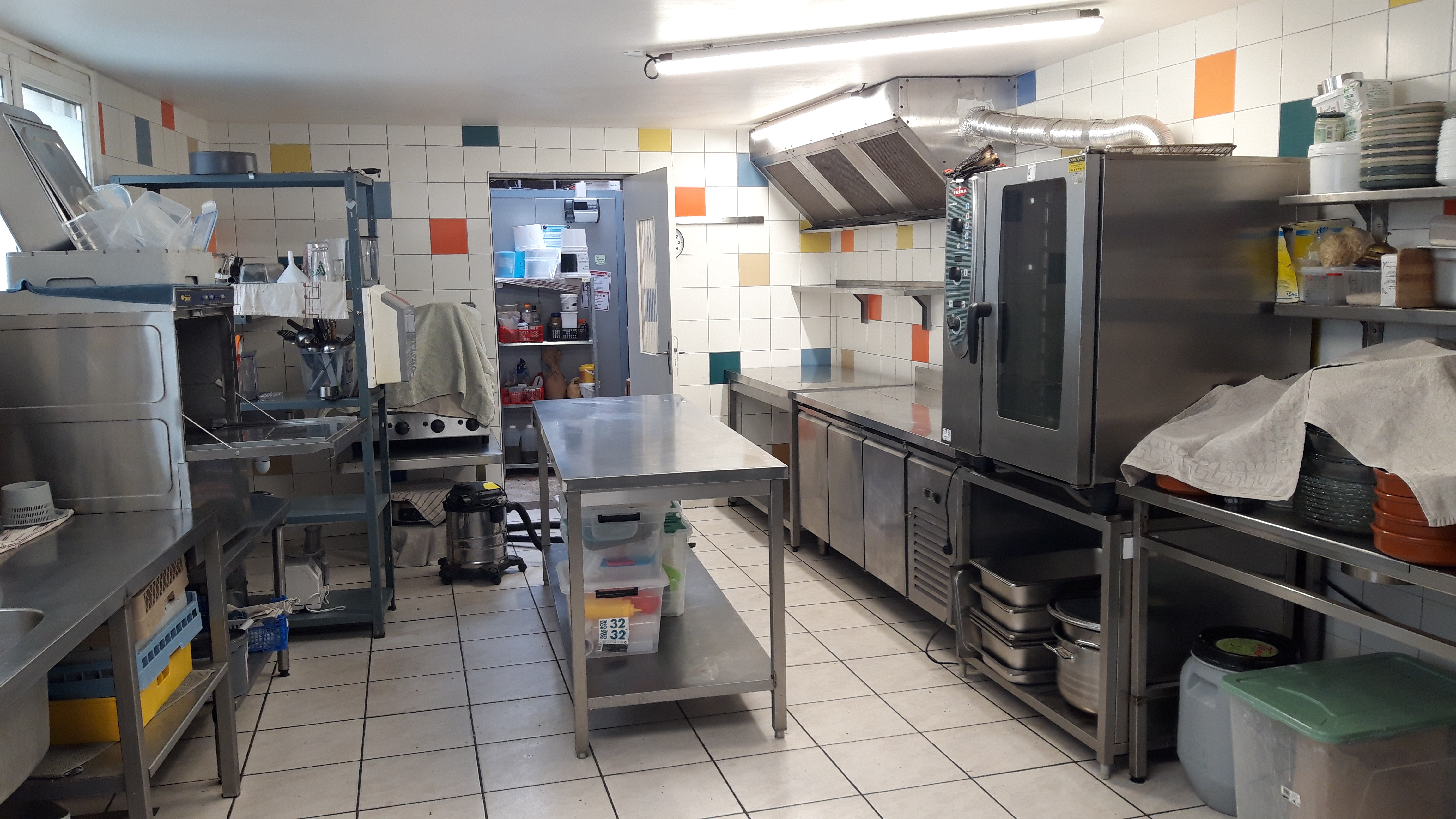 A VENDRE - Bar-Restaurant – Brasparts (29), village au cœur des Monts d’Arrée, paradis des randonneurs dans le Finistère.

Atypique et chaleureux, ce commerce se trouve sur la place principale du bourg de Brasparts. Le bar-restaurant a été récemment rénové et bénéficie d’une belle visibilité du fait de l’axe passant Quimper-Morlaix.


Caractéristiques du bien :

L’établissement se répartit sur une surface totale de 360m² : 
- rez-de-chaussée : bar (licence III), restaurant, cuisine, arrière-cuisine, sanitaires PMR.
- 1er étage : 3 belles pièces (chambres), grand espace ouvert avec accès sur une terrasse, salle d’eau, WC 
- 2ième étage : 7 pièces (anciennes chambres).
- Grenier isolé

Capacité totale de couverts : une quarantaine en salle et une trentaine sur une belle terrasse attenante.

Grande cuisine professionnelle équipée et opérationnelle.
Très joli bar équipé, fabriqué par artisan local, ouvert sur la salle de restaurant.
Types de cuisine proposés par l’établissement : restauration traditionnelle et crêpes.
Évènements réguliers : soirées concerts, animations, expositions d’art et artisanat.

Points forts :

- grande visibilité
- intérieur très accueillant et chaleureux : murs en pierre apparente et joints à la chaux, poêle à pellets, pompe à chaleur…
- belle terrasse
- énorme potentiel pour une reprise immédiate ou un autre concept
- possibilité de logement

Prix du commerce : 230 000€ Fonds et murs (à débattre)

Visite sur rendez-vous : 06 84 04 26 59 ou 06 88 35 15 85