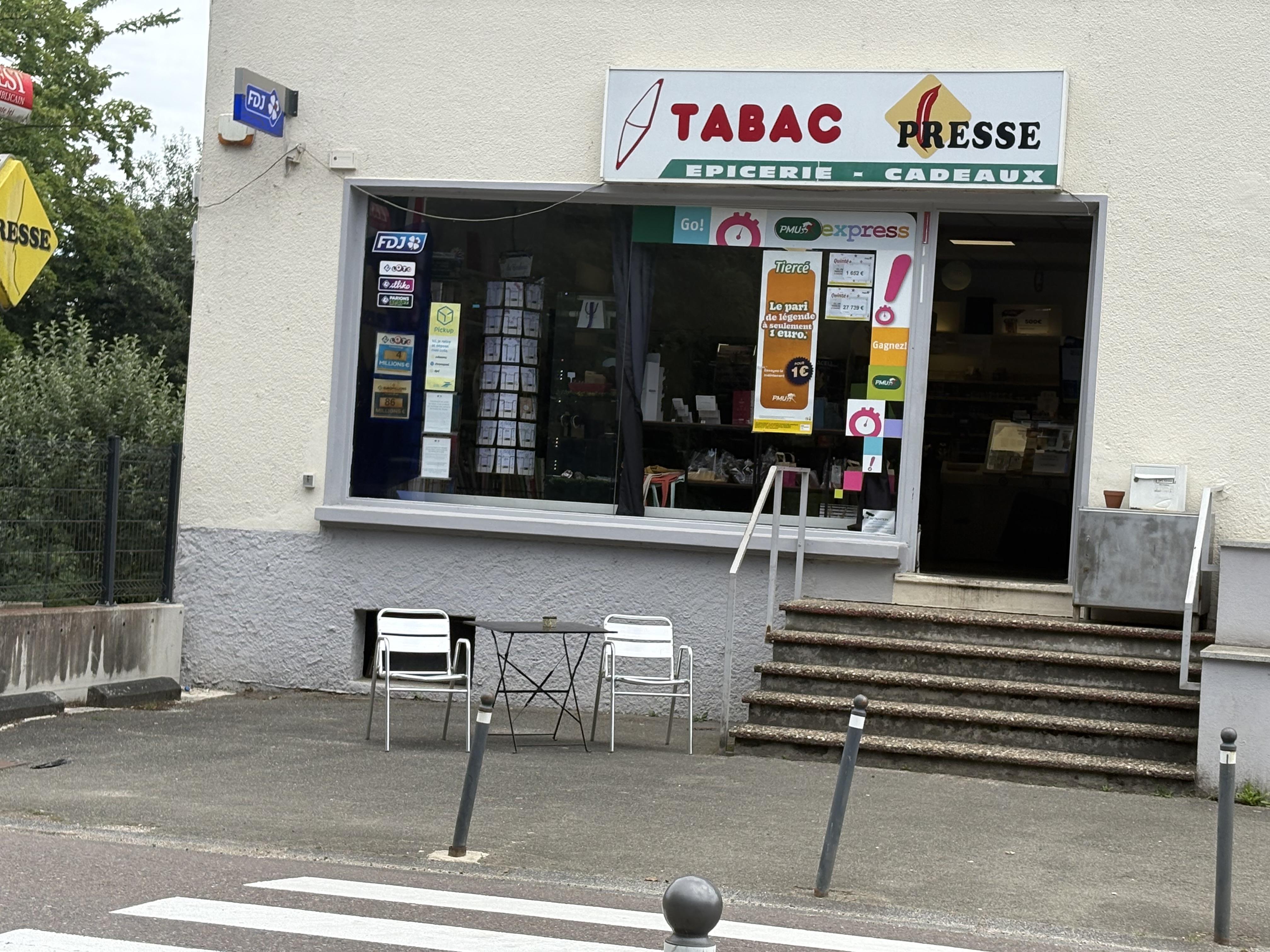 A vendre fonds de commerce. 
Débit de tabac, fdj, pmu, relais colis pick up, épicerie, cadeaux, presse, vapotage, boissons à emporter, confiseries, impressions, carterie,...
Restaurant à côté du bureau de Tabac, gare, transports en commun, établissement scolaire. 
Grand parking devant le commerce. 
300/400 clients jours. 
180 M²