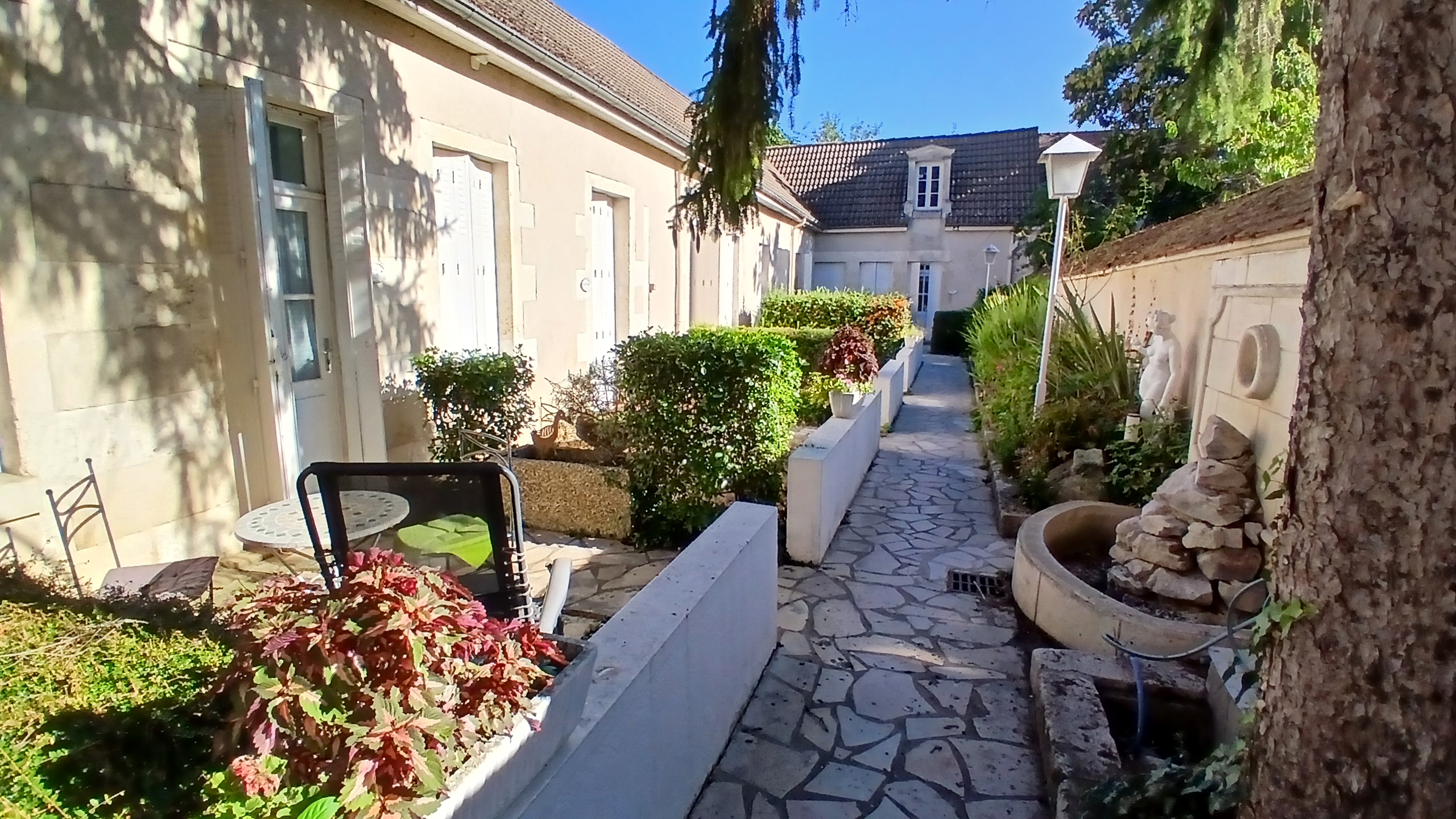 A saisir Fond de commerce hotel de charme (Type 3 etoiles )dans longere entièrement rénové. 
11 grandes chambres équipées salle de bain privative entièrement rénovée. 
Petit jardin de détente 
Centre ville a 5mn de la gare
Clientèle affaire et passage a développer.