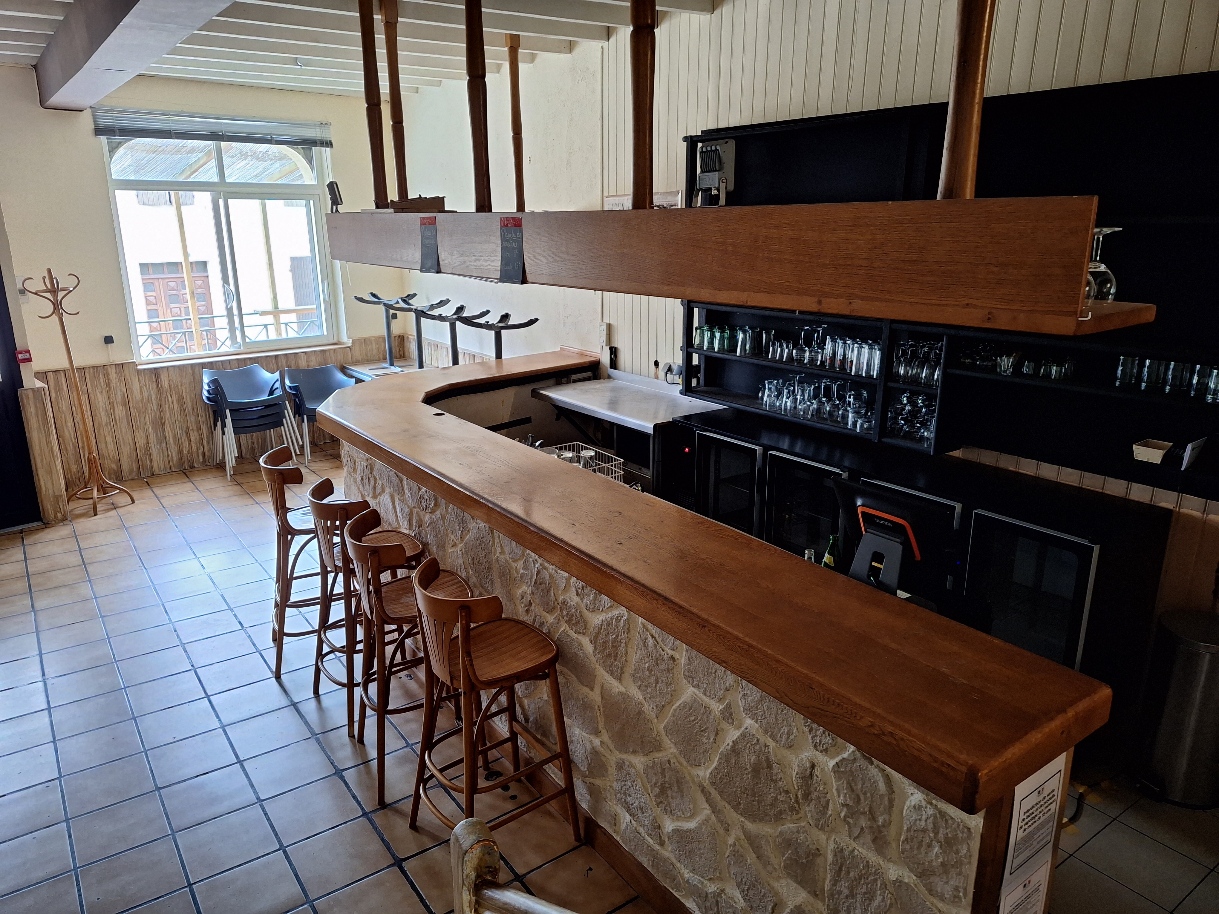 A louer commerce de proximité dans village de 400 habitants : bar, restauration. Possibilité de créer d'autres services (épicerie, gaz, ect...)
Bâtiment comprenant :
- Au rez-de-chaussée 2 salles avec tout le matériel et les équipements, une cuisine équipée, une réserve et l'ancienne épicerie,
- A l'étage, un appartement avec 3 chambres, une grande salle de séjour cuisine.
- Garage à disposition
Loyer très modéré