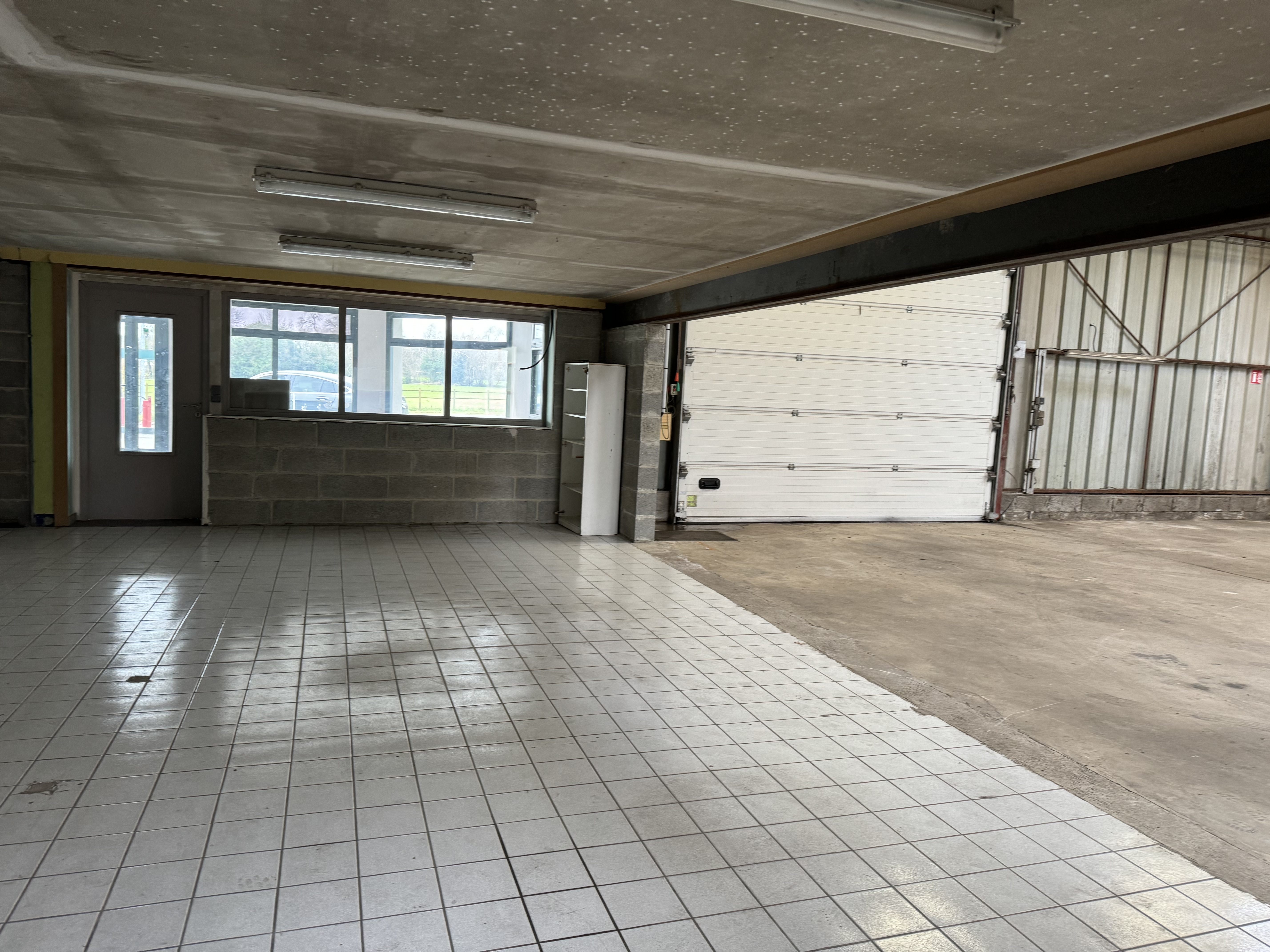 Suite décès, garage automobile en très bon état avec station-service 24/24 aux normes. Le local est situé dans une commune rurale dynamique (superette, boulangerie, restaurants, salon de coiffure, dentiste, kinés, infirmière, école, vétérinaires,...) sur un axe très passager et en zone de revitalisation rurale.
Grand espace d'accueil, 2 bureaux, salle de pause, sanitaires aux normes PMR, aire de lavage, atelier avec espace de stockage, soit 502 m² de surface sur un terrain de 3728 m² avec espace de présentation de véhicules.
Pas de fonds de commerce à reprendre.
Potentiel de clientèle importante.
Conditions financières à étudier et à mettre en place entre les parties (Location simple ou crédit-bail).
Possibilité de louer la maison attenante.
Etudie toutes propositions.