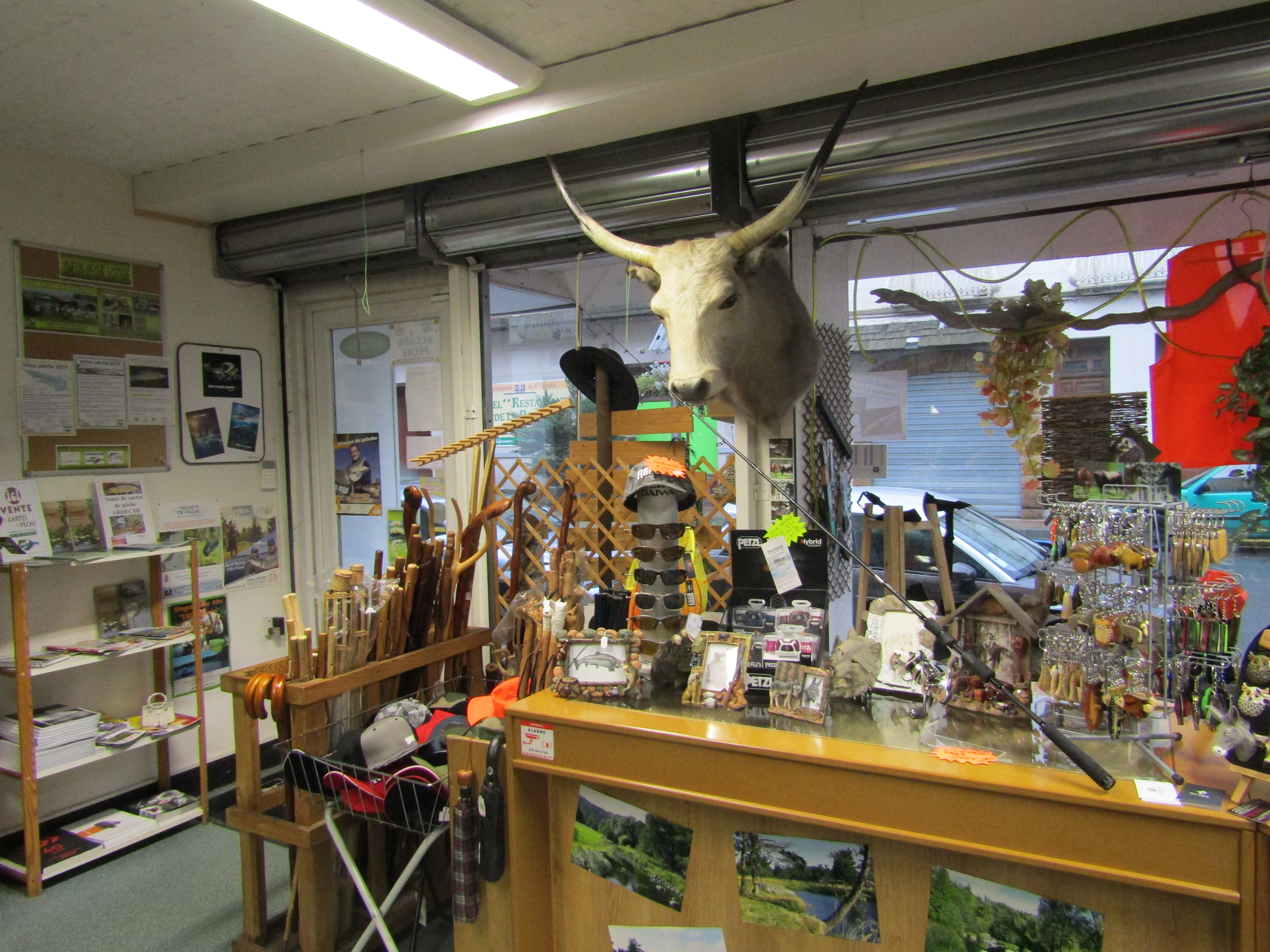 A reprendre, dans une ville dynamique de Lozère, une activité de coutellerie, pêche et randonnée, existant depuis plus de vingt ans. Affaire saine et rentable. Entreprise bénéficiant d’une bonne notoriété, d’une clientèle fidèle, et d’une bonne localisation commerciale. Local de 85m² environ en très bon état. Matériel complet. Pas de salariés à reprendre. Idéal pour une personne commerçante aimant les activités liées à la nature. Possibilité de développer la vente d’autres gammes de produits (chasse…).

Vente du fonds de commerce : 35 000 € + stock
Location des murs via bail 3-6-9 : 467.32€TTC/mois.