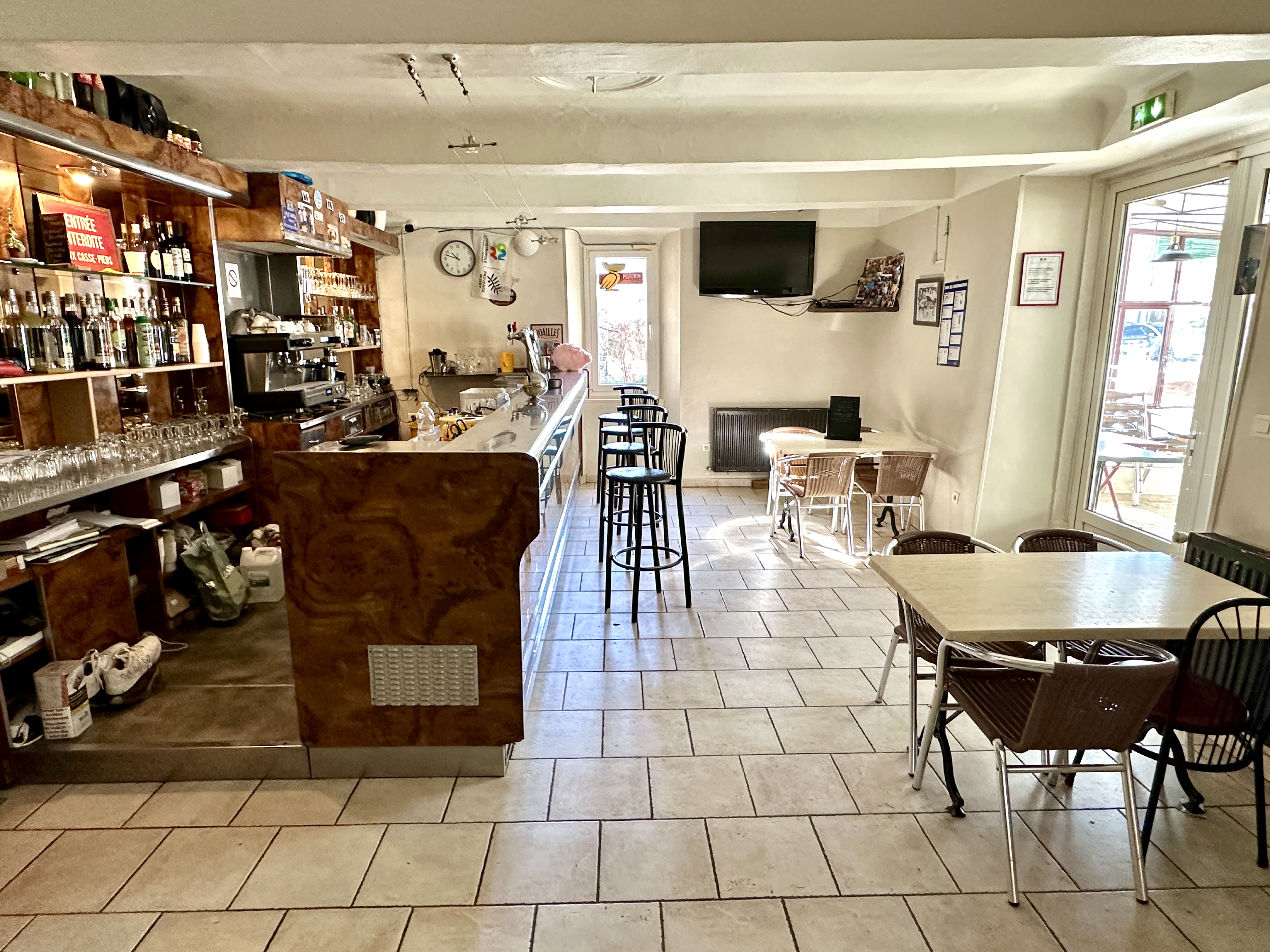 A Vendre - Fonds de Commerce Bar - Restaurant

A Ongles, charmant village provençal niché au pied de la montagne de Lure idéalement situé au carrefour de Saint-Etienne les Orgues, Banon et Forcalquier. Village réputé pour sa quiétude et sa qualité de vie au plus proche de la nature venez découvrir cette belle affaire principale lieu de vie de la commune.

Fonds de commerce historique sur le secteur vous serez séduits par le potentiel remarquable de ce bien. L'affaire est actuellement exploité par une gérante et deux salariés.

Principal lieu de vie de la commune, le fonds bénéficie de la licence 4 et profite d'une capacité d'accueil de 80 couverts intérieurs et 100 à l'extérieur.

Profitant de nombreuses parties distinctes les locaux se répartissent de la manière suivante :
Un espace "Bar" pour l'accueil des convives à toutes heures de la journée d'une superficie d'environ 35 m²,
Une grande salle de restaurant pour profiter de bons moments autour d'une belle cheminée à foyer ouvert,
Une cuisine aménagée et prête à l'emploi disposant de sa réserve sèche,
Un espace véranda de plus de 38 m² avec climatisation réversible,
Une grande terrasse sur le domaine public (redevance annuelle de 365 € par an),
Un grand appartement de trois pièces actuellement destiné au stockage des marchandises et divers matériels d'un superficie totale d'environ 42 m².
Les locaux sont actuellement loués sous bail commercial qui sera renouvelé pour la vente.

LES POINTS FORTS :
    - Emplacement,
    - Absence de concurrence sur le secteur,
    -  Prêt à l'emploi