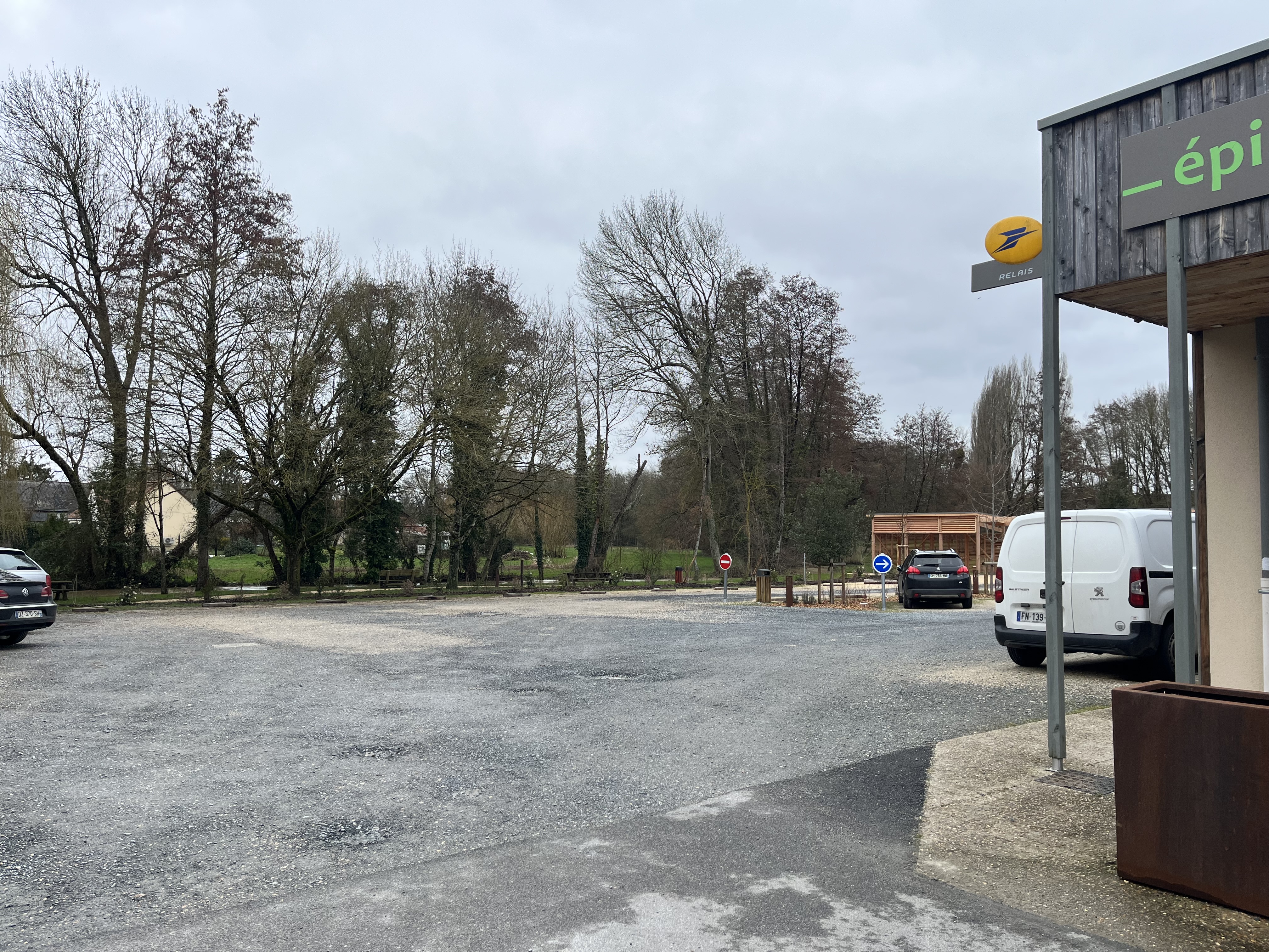 Cause retraite, 
VEND EPICERIE MULTI SERVICES idéalement située.

Au cœur d’un village d’environ 1 000 habitants, porté par un tissu associatif dynamique et vivant, notre épicerie est un véritable point de rencontre.

Son grand parking vous permettra de vous garer très facilement.

A proximité de l’étang communal, de nombreux aménagements sont à disposition pour pique-niquer et se poser dans un environnement bucolique.

Clientèle fidèle et attachée à son commerce de proximité.
Produits locaux et circuits courts au centre de l’offre.
Les nombreux producteurs de la commune sont prêts à travailler avec vous et à poursuivre cette belle collaboration.

Un commerce comme celui-ci est un micro-écosystème : petite restauration, paniers pique-nique pour cyclistes, dépôt de pain, produits régionaux, … L’économie locale adore les lieux qui savent raconter une histoire.

Situation privilégiée sur le parcours de la Loire à Vélo, entre Blois, Chaumont-sur-Loire, Chenonceaux et Tours : passage régulier de cyclotouristes et visiteurs en quête d’authenticité.

Magasin lumineux proposant 80m² de surface de vente, bien agencé, avec matériel récent en excellent état, quai de livraison, réserve, chambre froide, bureau.
Fort potentiel de développement : possibilité d’étoffer la gamme de produits et de services.
CA 2025 : 263 400€

Une opportunité rare pour allier qualité de vie, ancrage local et projet entrepreneurial.
Ici, on ne reprend pas seulement un commerce — on devient un maillon essentiel d’un village qui respire, qui échange, qui partage.