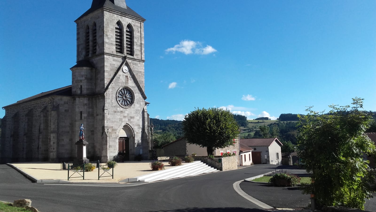 La commune d'Aix-la-Fayette recherche un gérant pour son prochain Bar-Restaurant-Commerce multi-services en cours de construction. 
Restaurant type auberge, 24 couverts, bar et commerce multi-services comme dépôt de pain, relais colis, petite épicerie dans un village situé à un peu moins de 1000m, 100 habitants.
Appartement F2, 3 chambres au premier étage, commerce au rez-de-chaussée.
Demande accrue des habitants, site touristique de part sa position et son histoire. Gîtes, chambres d'hôtes sans restauration.
Pas de commerce.
Idéal couple avec ou sans enfants.
Ouverture prévue fin 2025. Gérance clé en main, vaisselles, meubles, électroménagers, machines....seront sur place.
Parc Livradois Forez
