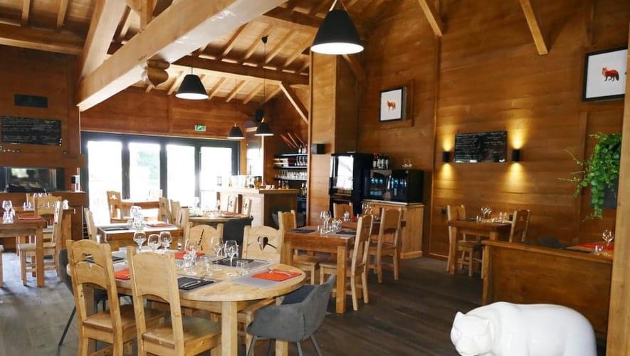 Aude, arrière Pays touristique sur la commune de Couiza. Venez découvrir un restaurant de spécialité de montagne dans un cadre magnifiquement décoré. Restaurant vendu MURS ET FONDS, véritable CHALET ALPIN, construction bois réalisée dans les règles par les compagnons.

Restaurant de 220 m² sur 2 niveaux, cuisine spacieuse et fonctionnelle, équipée avec du matériel de qualité, dont 2 montes charges, une chambre froide et tout le nécessaire. L'ensemble du matériel est récent, en parfait état. 
Une véranda en rdc de 30 m² donne sur une cours, à l'étage une terrasse de 50 m² permet d'assurer de gros services en saison.

Carte élaborée à partir de produits de qualité, l'équipement en cuisine permet aux gérants de travailler en couple, avec l'appui d'un saisonnier en salle.

Emplacement en bordure d'un axe très fréquenté, la clientèle est composée de locaux  et d'une clientèle de passage grâce à la visibilité dont dispose l'établissement et aux avis sur les sites spécialisés très positifs.

Bon niveau de rentabilité, qualité de vie assurée.