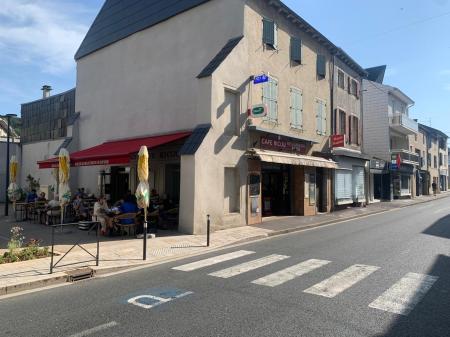 Description
Dpt Tarn (81), à vendre LACAUNE Bar - Brasserie

Opportunité Exceptionnelle à Saisir !

Vous recherchez une affaire florissante dans un cadre pittoresque ? Ne cherchez plus ! Nous avons le plaisir de vous présenter ce magnifique fonds de commerce d'un bar-brasserie avec PMU et Française des Jeux, accompagné de la vente des murs, situé au cœur d'un village touristique. 
Lacaune les bains 90km (1h15mn) de la méditerranée et 200 km des Pyrénées

Description des Locaux :

Rez-de-chaussée : Le bar-brasserie, aménagé avec goût, offre une capacité d'accueil de 60 places à l'intérieur et 50 places en extérieur sur une splendide terrasse agrémentée d'une fontaine d'eau. La cuisine traditionnelle et la restauration rapide ravissent une clientèle habituée locale, familiale et touristique de passage.
Premier Étage : Un appartement de type T2, parfait pour le propriétaire ou le gestionnaire.
Deuxième Étage : Un appartement de type T3, idéal pour un investissement locatif ou un logement de fonction.
Potentiel de Développement :

Avec son emplacement privilégié au sein d'un village touristique, cette affaire offre un fort potentiel de développement. Que ce soit par l'organisation d'événements, l'extension des horaires d'ouverture ou la diversification de l'offre, les possibilités sont nombreuses pour augmenter le chiffre d'affaires et la rentabilité de l'établissement.
Points Clés :

Emplacement de choix dans un village touristique
Clientèle locale, familiale et touristique de passage
Infrastructure complète avec bar, brasserie, PMU et Française des Jeux
Belle terrasse extérieure avec fontaine d'eau
Cuisine traditionnelle et restauration rapide
Appartements T2 et T3 inclus dans la vente des murs

Prix murs et fonds 436 000

Possibilité d'acquérir uniquement le fonds de commerce 218 000