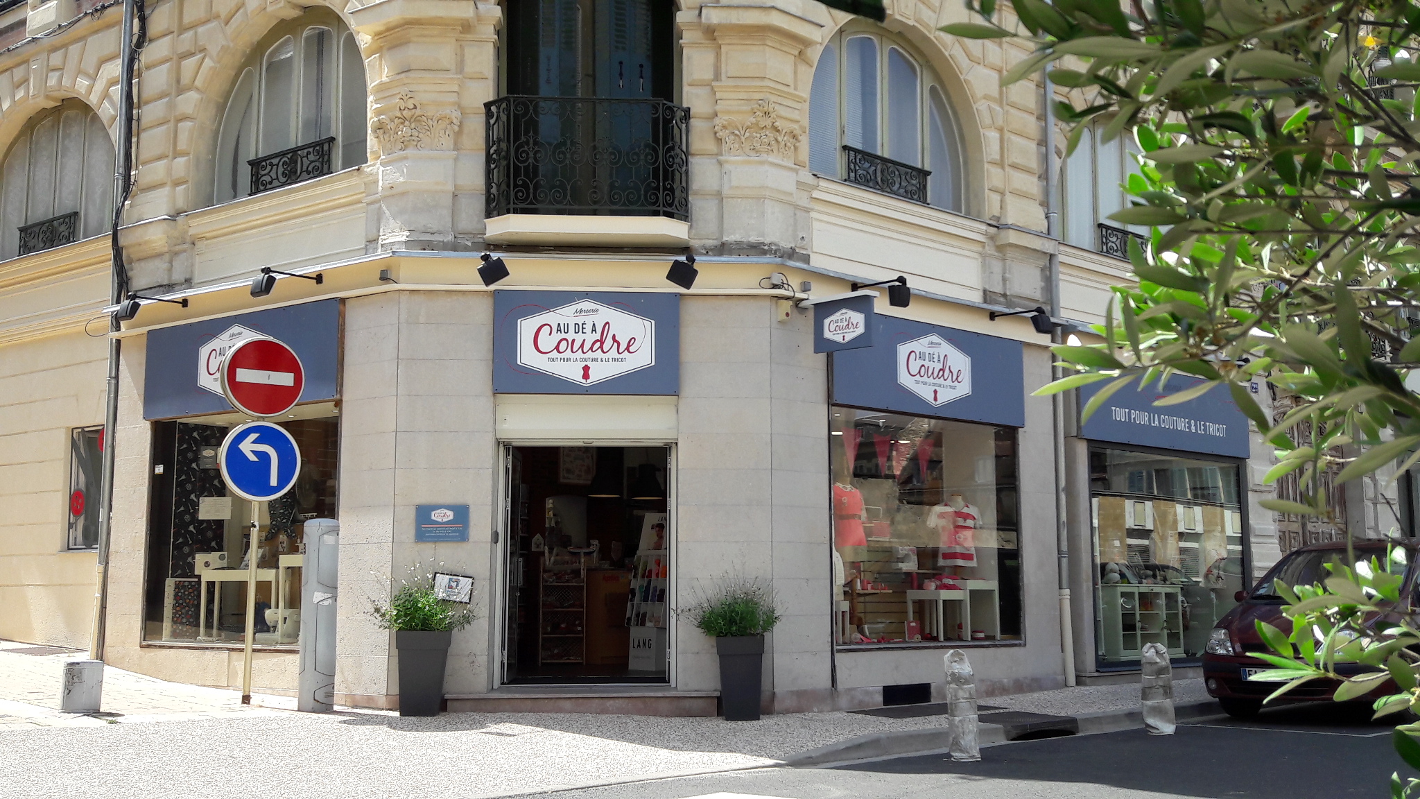 Afin de prendre ma retraite, je cède ma mercerie au plus tard au 31 mars 2026.

Créée en 1980, c'est la seule mercerie de Nevers (Préfecture du département) et l'une des dernières de la Nièvre. L'agglomération compte plus de 65000 habitants et la zone de chalandise 137000 résidents.
Cette boutique de 90m2 est entourée de commerces, située à proximité immédiate du centre-ville marchand (emplacement 1bis) sur un axe de circulation avec stationnements devant le magasin.
Elle comprend 3 grandes vitrines à l'angle de la rue des Merciers dans un bâtiment classé. Accès PMR. 
Ma boutique est complètement aménagée et ne nécessite pas d'investissement.
Je n'ai pas de salarié.
Le stock comporte tous les produits nécessaires pour la couture, le tricot (laine LANGYARNS, RICO), la broderie et les loisirs créatifs.

Ma clientèle (locale, résidents secondaires et passage) est fidèle; elle s'est rajeunie avec la mode du Do It Yourself. Le suivi des nouveautés créé un réel dynamisme dans toutes les activités de la mercerie et s'entretient très facilement avec une clientèle demandeuse et avide de créations originales.

J'assure des cours (couture, tricot,...), réalise quelques petites retouches et broderies machine, change les curseurs de fermetures à glissière, pose des pressions et œillets, fabrique des boutons recouverts.
Je commercialise des machines à coudre, à broder et surjeteuses en accord avec un fournisseur qui assure également leur entretien. Je propose un service "encadrement d'ouvrages" avec un partenaire parisien.

L'activité est stable (CA HT 85000€). Mon stock est en grande partie informatisé.
Bail commercial  (loyer 818 € + charges chauffage collectif).

Réelles perspectives de développement en augmentant le service retouche, diversifiant l'offre de cours et proposant de nouveaux produits et services.

Enfin, j'accompagnerai (pendant 2 mois maximum) le repreneur pour faciliter la prise de relais avec les fournisseurs et la clientèle.

N'hésitez pas de faire de votre passion votre métier... pour ma part, je ne l'ai jamais regretté !

Coup de cœur  à retenir :
- Cachet et notoriété du point de vente
- Fonds de commerce "Clé en mains"
- Marché sur un secteur en développement