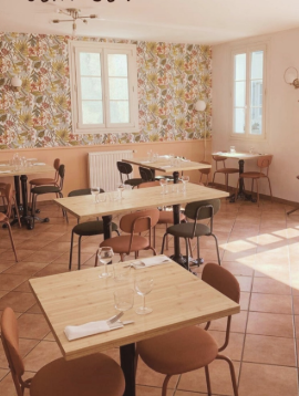 Bosdarros est une commune rurale située dans les Pyrénées-Atlantiques, à une douzaine de kilomètres au sud-est de Pau, au cœur du Béarn.  
Elle compte environ 984 habitants (population municipale 2025).   
La commune bénéficie d’une vie associative très dynamique, avec plus d’une  dizaine d’associations sportives, culturelles, sociales et intergénérationnelles.  Les temps forts locaux incluent fêtes de village, manifestations sportives et animations culturelles portées par ces associations.    
Sur le plan touristique, Bosdarros offre un cadre naturel vallonné avec vues sur les Pyrénées et des sentiers de randonnée.   
Son principal site patrimonial est l’église Saint-Orens, inscrite à l’inventaire des monuments historiques. La commune accueille un circuit de chasse au trésor (Terra aventura) porté par la Région Aquitaine ainsi qu'un parcours accrobranche. 
La proximité des vignobles du Jurançon et de Pau renforce son attractivité touristique.  
L’économie locale repose sur un tissu de petites entreprises, l’artisanat, l’agriculture et les services de proximité.


Le local : 
1/ Un bâtiment principal en bordure sur rue comprenant :
- Au rez-de-chaussée : un local multiservice de 237,85 m² comprenant un bar et un restaurant
- Au 1er étage :
       Un appartement d’environ 62,70 m² comprenant :
       Une salle de bain
       Deux chambres
       Un bureau
       Salle de restaurant et lingerie, le tout pour environ 56,55 m²
- Au 2ème étage : une chambre avec douche et WC de 14 m²

2/ Un bâtiment professionnel en annexe


Contrat proposé : ​ 
Sous location des éléments composant le café (local, matériel, Licence IV ...).  

Aspects financiers : ​ 
- Apport financier pour stock produits et trésorerie initiale à prévoir​ 
- Dépôt de garantie : 500 € 
- Redevance mensuelle : 1100 € 

Profil de gérant recherché : ​ 
- Vous possédez des vraies qualités de commerçant et une vive volonté d’entreprendre. ​ 
- Vous souhaitez vous engager en faveur de la ruralité et en comprenez les enjeux. ​ 
- Vous justifiez d’une expérience significative dans le secteur de la restauration et maitrisez les techniques culinaires essentielles, ainsi que les normes d’hygiène et de sécurité.​ 
- Vous avez des bases solides en gestion et faites preuve de rigueur et d’organisation.