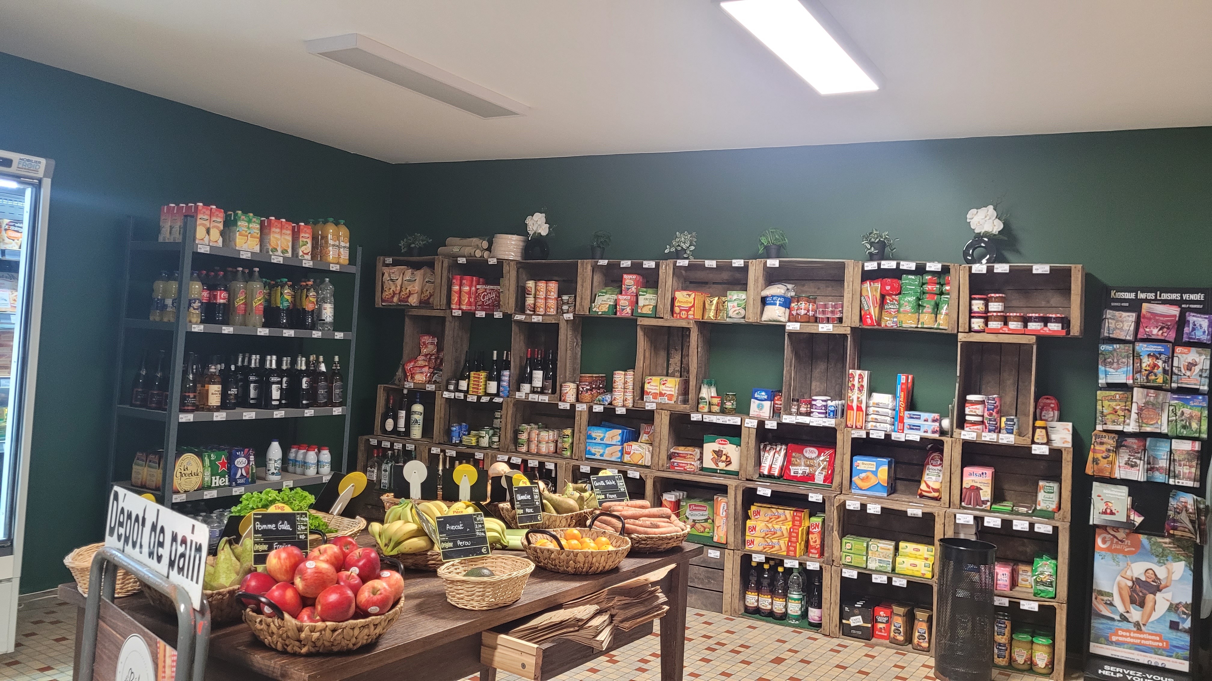 Réaumur est une commune du Pays de Pouzauges située à proximité du Puy du Fou.
Commune dynamique avec ses associations, l’école et la MARPA.
Le commerce multi-services (bar, restaurant et épicerie) est un service essentiel pour maintenir la vitalité de Réaumur. 
Les murs appartiennent à la commune. Un logement, compris dans le bail, se situe à l’étage du commerce et peut servir pour débuter.
Il y a une salle de restauration avec cuisine et terrasse, un bar et une épicerie.
Le fonds de commerce est à vendre, il comprend la licence IV, le mobilier, les agencements et tout le matériel de cuisine. 
Loyer : 697.68 € / mois
Contact : Mairie de Réaumur, 1 Place de l’Église – 85700 RÉAUMUR
	          mairie@reaumur.fr
	          02 51 57 90 99