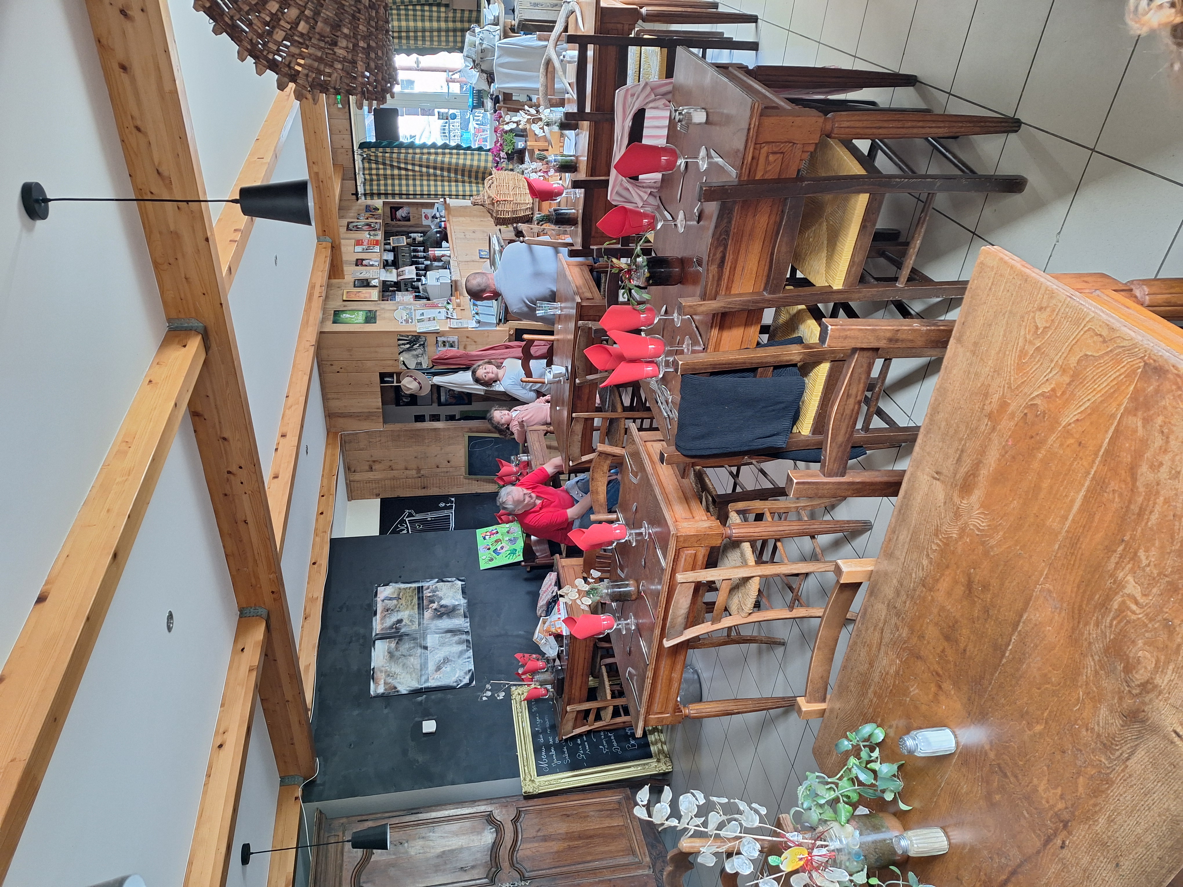À vendre pour cause de retraite, à chaudeyrolles en Haute Loire restaurant/bar (actuellement le Bistrot du Mézenc) licence IV et matériel attenants aux murs, restaurant (label bistrot de pays ) situé au pied du mont MEZENC à 1300 mètres d'altitude, restauration cuisine traditionnelle et locale, petite épicerie avec produits locaux, cuisine équipée, réserve attenante à la cuisine, bar, la salle peut accueillir 44 couverts et une terrasse équipée  d'environ 30 couverts, 
Possibilité de plus de photos sur demande et pour tout autre renseignement contactez
 M VIAU GERARD,merci de laisser un message.