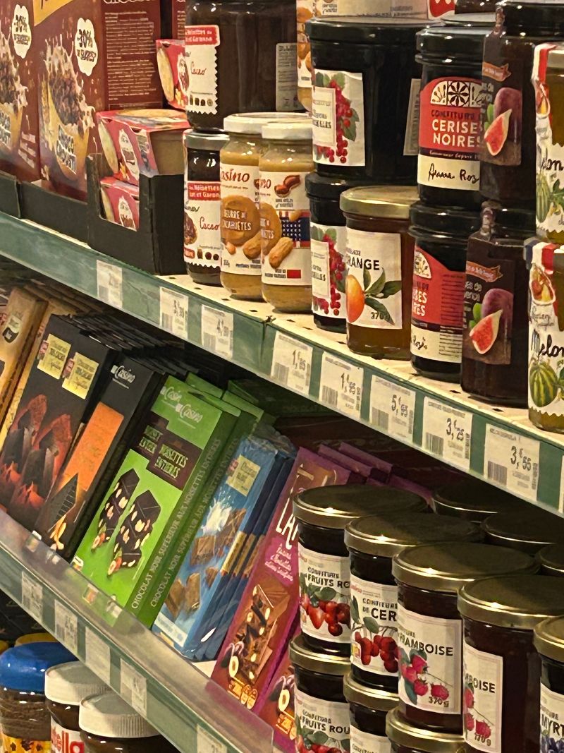 Magasin Alimentation générale, Fruits et légumes, Tabac, presse régionale et Française des jeux. 
Dépôt de gaz.
Pas de contrat de franchise, totalement indépendant.
Superficie de vente de 100 m + bureau + toilettes + local cuisson.
Commerce implanté en Sud Gironde dans un village de 1000 habitants situé entre la forêt des landes de Gascogne et le vignoble des Graves . 
Écoles maternelle et primaire, crèche , collège et lycée privé.
Salon de coiffure, bar restaurant.
Village situé à 45 minutes de Bordeaux et 1h 15 de l'Océan et du Bassin d'Arcachon.
Logement attenant au commerce avec 3 chambres, cuisine , salon et salle à manger. Terrain clos.
Les murs appartiennent à la Mairie, bail commercial 3/6/9.
Loyer logement 250€ , loyer commerce 490 € TTC (409 € HT).