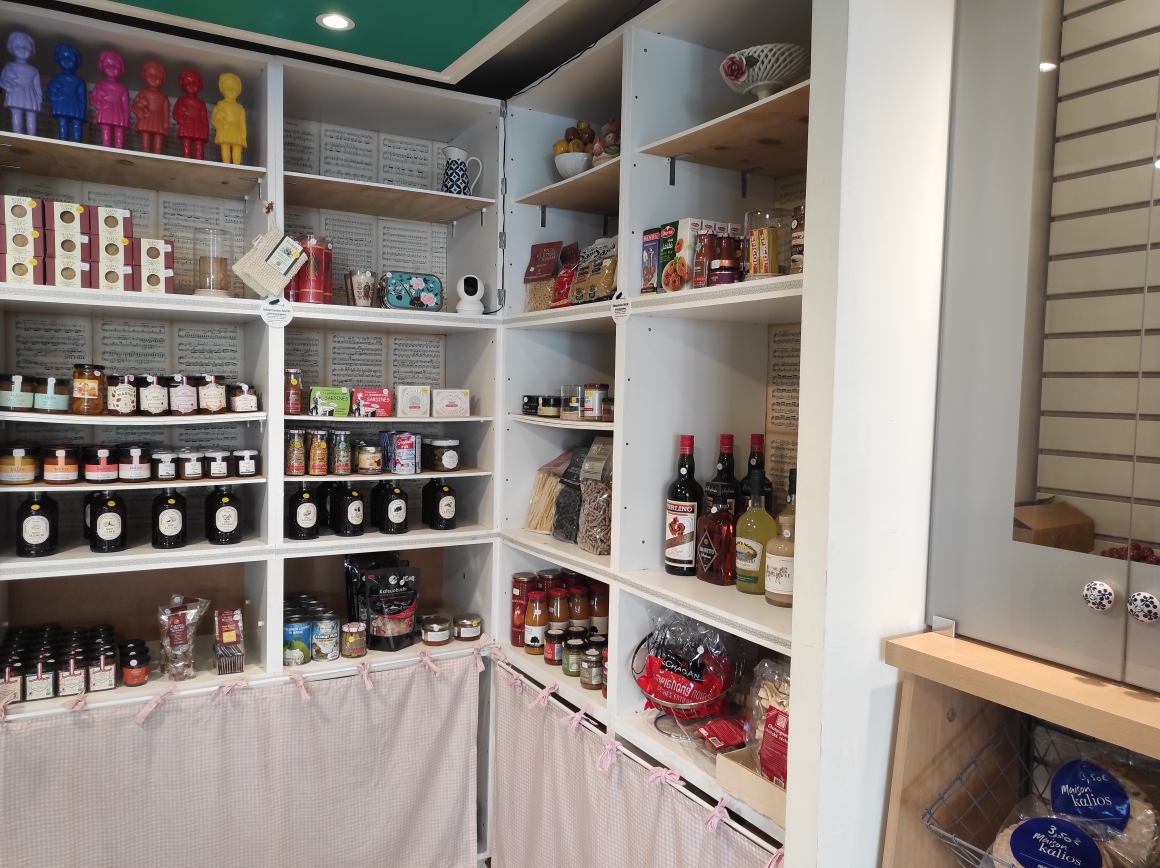 Vous avez la passion de la cuisine et le goût du contact ? Donnez vie à votre projet !
Saisissez l’opportunité de reprendre cette entreprise de restauration à emporter, traiteur, épicerie fine et fromagerie, reconnue pour la qualité de ses produits et son accueil chaleureux.
Le local de 50 m², fonctionnel et bien agencé, offre encore un fort potentiel de développement : ateliers culinaires, dégustations, nouvelles gammes de produits… À vous d’y apporter votre touche personnelle !
Idéalement situé en plein cœur de ville, au sein d’un environnement commerçant dynamique, le commerce bénéficie d’un fort passage et d’une excellente visibilité. Implanté dans une charmante ville côtière du Sud-Finistère, au potentiel touristique indéniable, l’activité profite d’une clientèle fidèle tout au long de l’année, soutenue par de nombreuses animations locales.
Aux beaux jours, une terrasse ensoleillée avec places assises vient compléter l’offre et séduire la clientèle.
Le matériel professionnel complet permet une reprise immédiate dans d’excellentes conditions, comprenant notamment :

3 vitrines réfrigérées
2 armoires positives
1 armoire négative
1 cellule de refroidissement
1 table en marbre réfrigérée
Four et matériel de cuisson
Lave-vaisselle professionnel
Nombreux rangements inox
Trancheuse
Sous-videuse...

Le chiffre d’affaires actuel est réalisé sur un service uniquement le midi, avec fermeture les après-midi, dimanche et lundi fermés et 7 semaines de congés annuels, laissant entrevoir un potentiel de progression significatif, d'autant plus que c'est le seul traiteur de la ville et qu'il est sollicité pour de nombreux événements exceptionnels tels que mariage,  anniversaires, buffets d'entreprises...
Une belle opportunité pour un professionnel ou un couple souhaitant allier qualité de vie et développement d’activité. 
Dernier CA 103 000€
Loyer de 600€ HT
Prix du fonds de commerce 65 000€