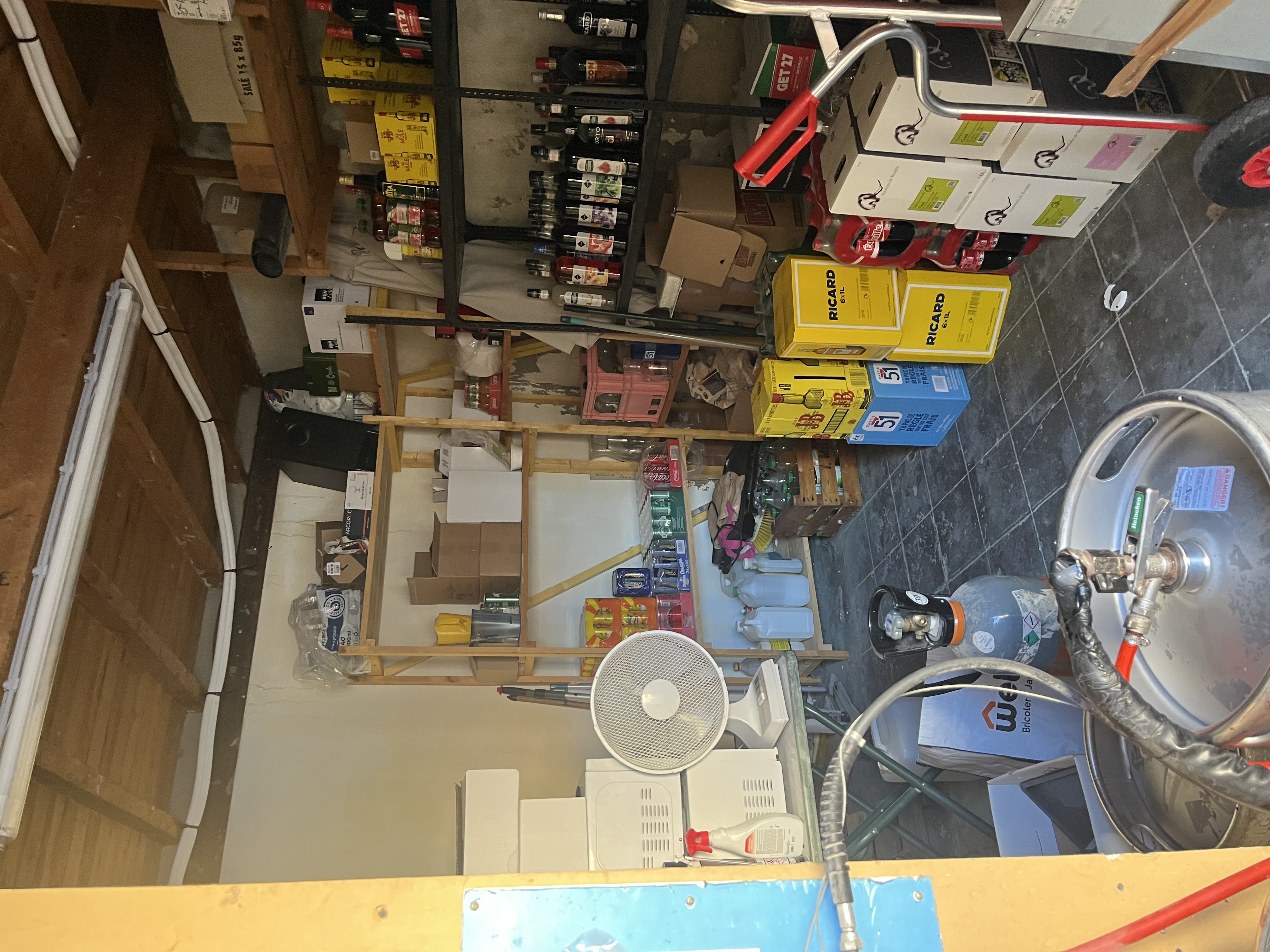 A vendre BAR Licence IV avec dépos de pain, environ 80M2 PLUS CAVE, loyer 518 E/MOIS seulement. 
Idéalement situé, 
15 min d'AVIGNON, 20 MIN DE NIMES,  25 MIN ARLES.
Bel opportunité pour un couple ou professionnel.
me contacter pour infos et visites.