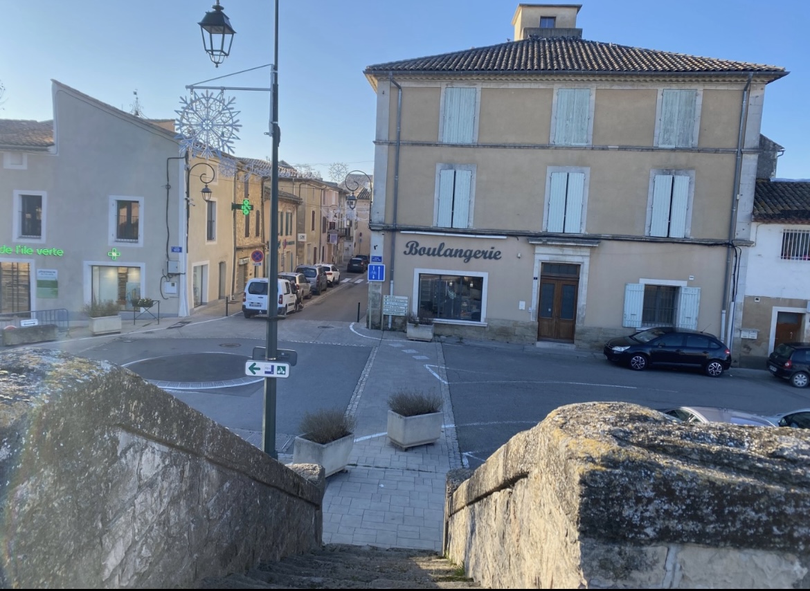 Unique Boulangerie Pâtisserie dans le village de Caderousse de 2800 habitants, sans concurrence, emplacement idéal.

Fond de commerce à vendre implanté depuis 35 ans, secteur Orange - Gard 

Boulangerie située sur l’artère principale à l’entrée du village avec facilité de stationnement.
Emplacement stratégique au carrefour du Vaucluse et du Gard.
Un environnement privilégié à deux pas des axes routiers, notamment autoroutes A7 / A9 et de la Via Rhôna et ses nombreux cyclistes.
Locaux entièrement rénovés et équipés de 230 m2 : magasin + laboratoire + atelier + possibilité appartement de fonction et également un plateau aménageable supplémentaire de 120m2.
Chiffre d’affaires HT 2024 : 345.000€ en progression 
Fort potentiel sur le développement de l’activité Snacking avec l’afflux de vélos de la Via Rhôna.
Bail neuf à la vente, loyer annuel 28.000€ HT 
Possibilité d’acheter les murs 400.000€ 
Pour plus de renseignement, n’hésitez pas à adresser un mail.